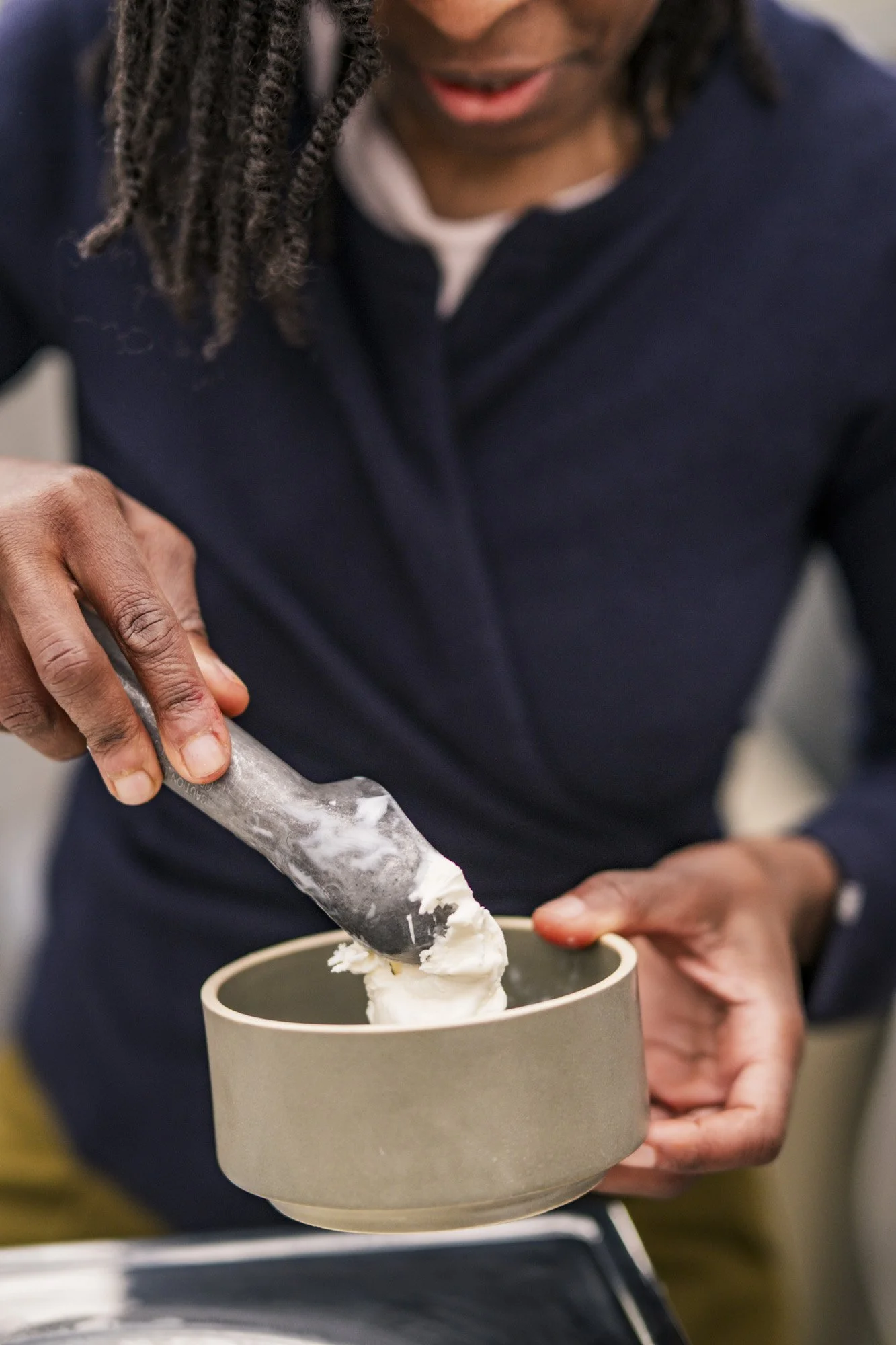Michel Gonzaga tijdens haar workshop ijs maken in Ardooie, De Houtmeerschen
