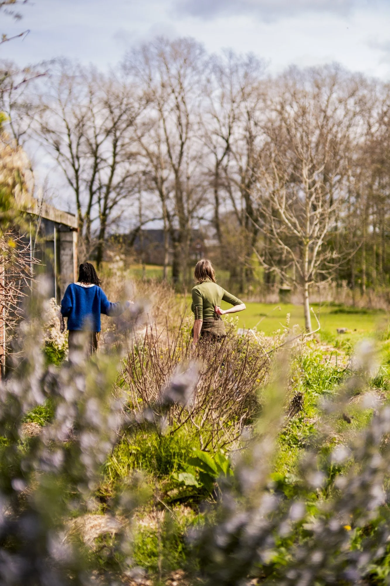 Michel Gonzaga tijdens een culinaire wildplukwandeling in Ardooie, De Houtmeerschen, de Houtmeerschen