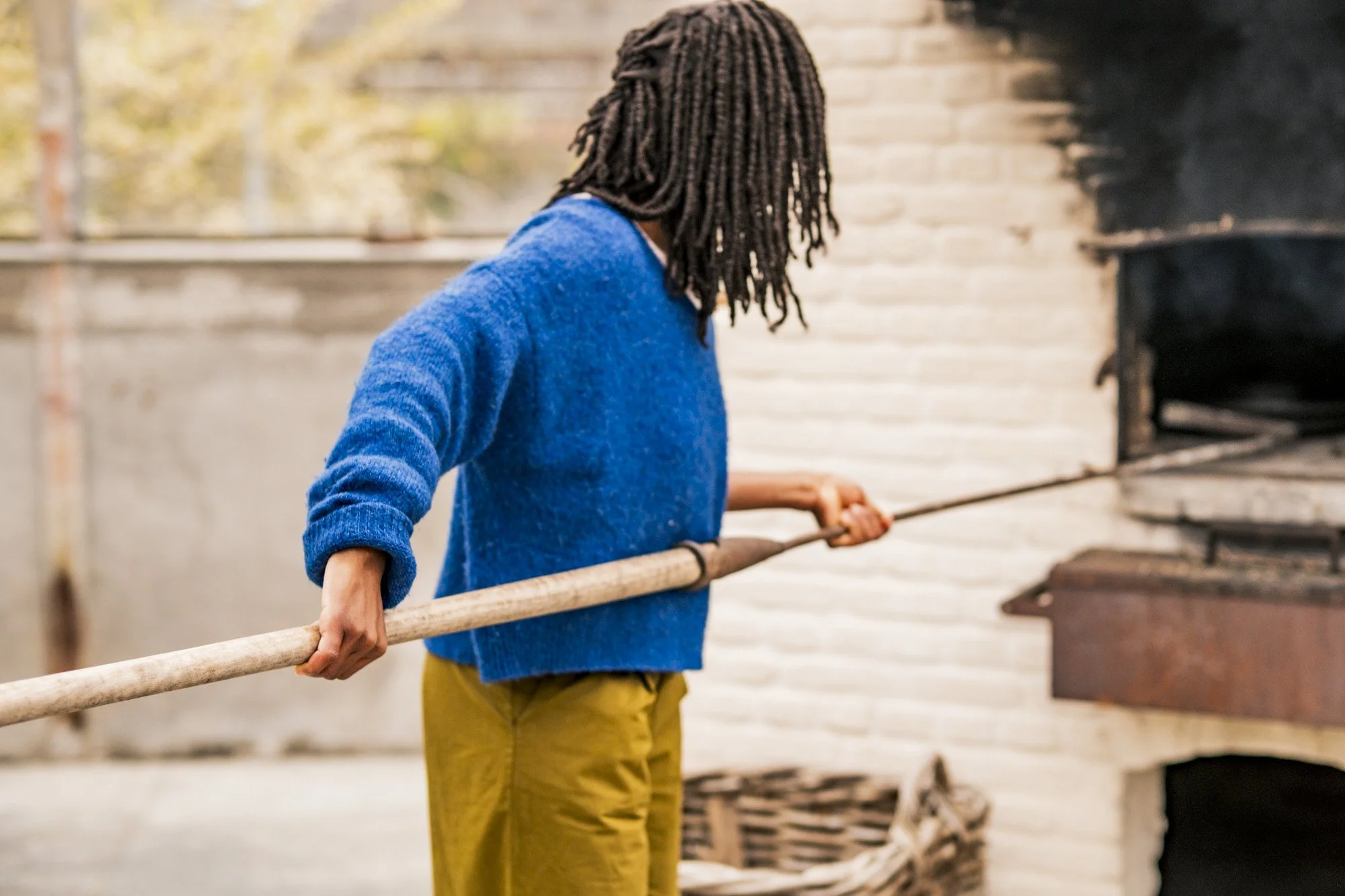 Michel Gonzaga show how to make pizza and flatbread with sourdough in her workshop