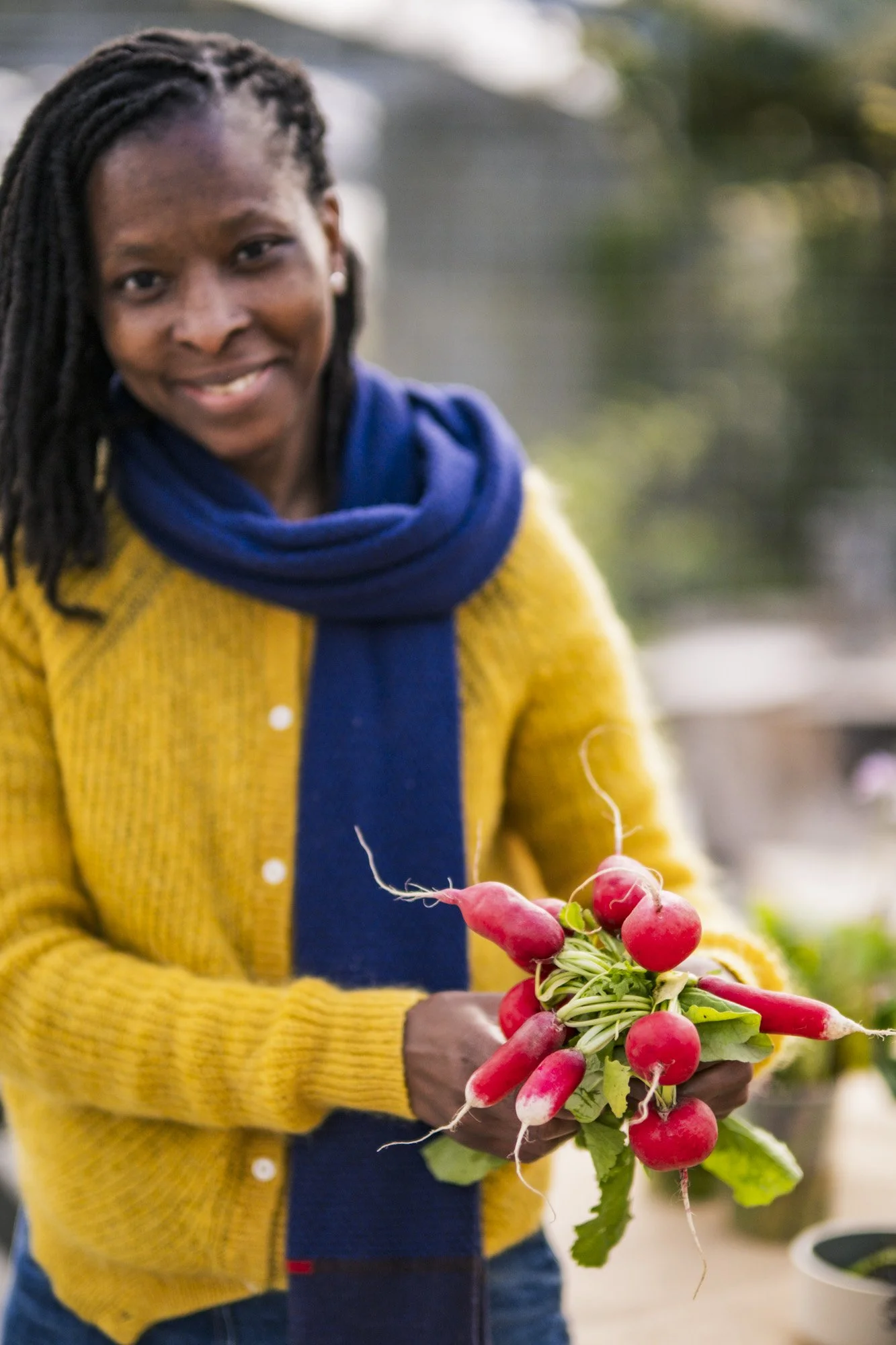 Michel Gonzaga is wildpicking during her workshop culinary wildpicking in Ardooie.