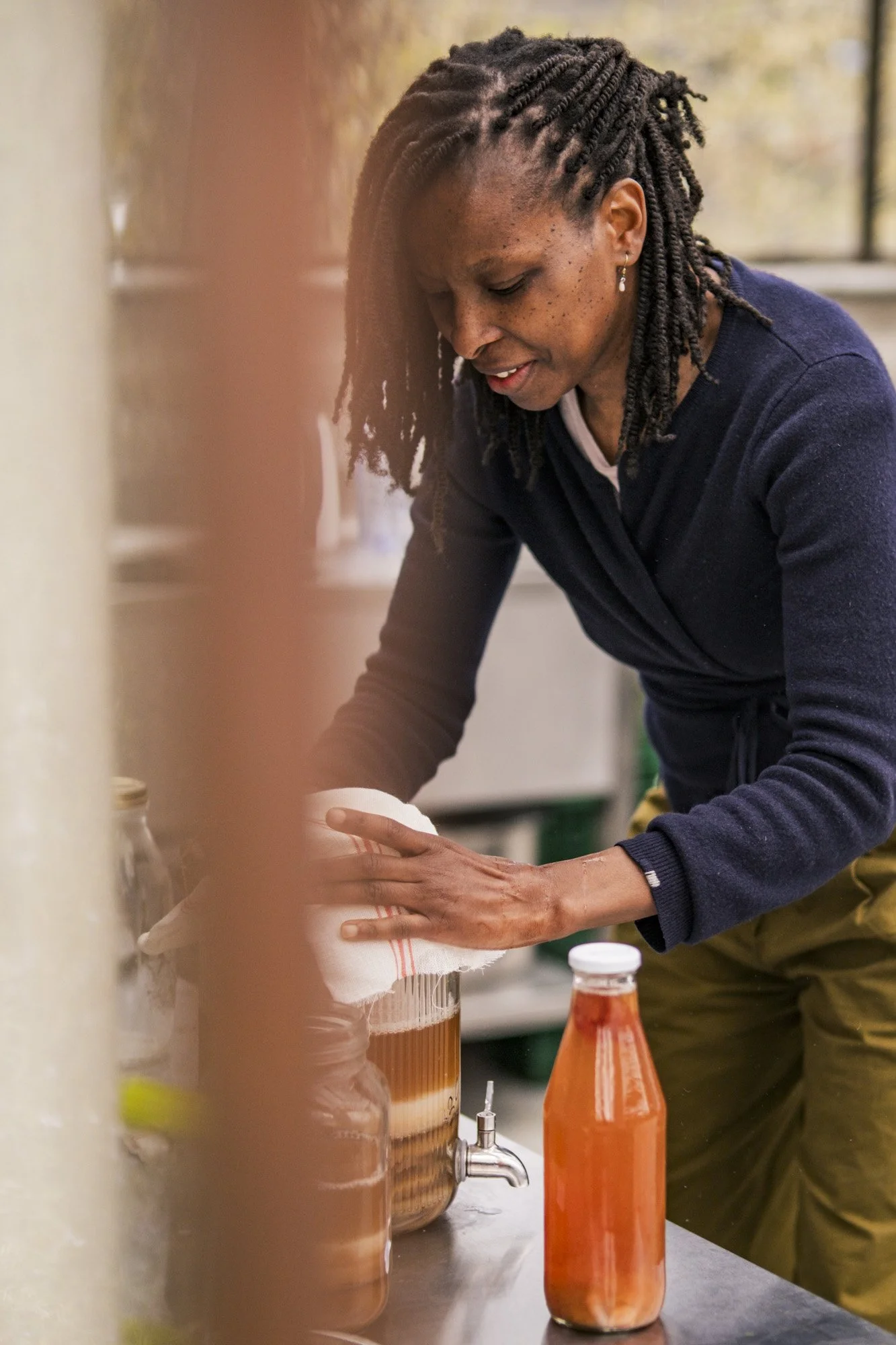 Michel Gonzaga is making kombucha during her workshop