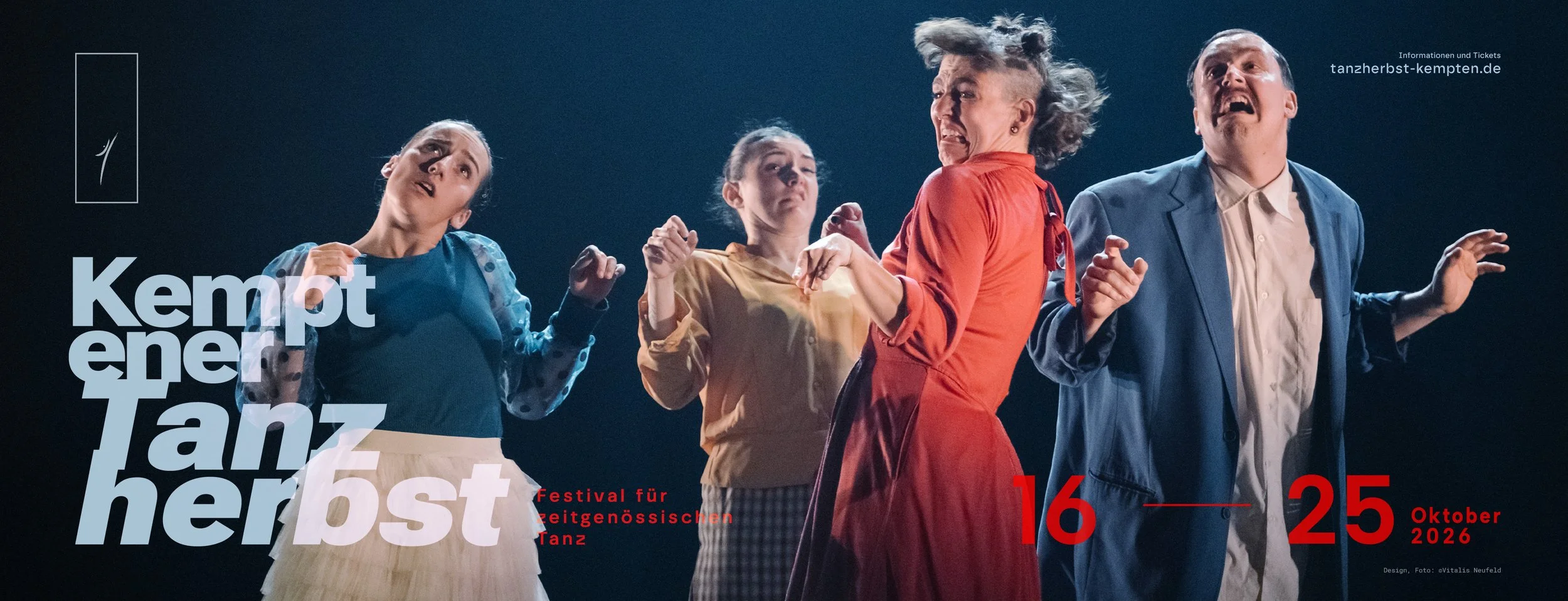 Menschen in bunten Kostümen tanzen auf einer Bühne bei einem zeitgenössischen Tanzfestival.