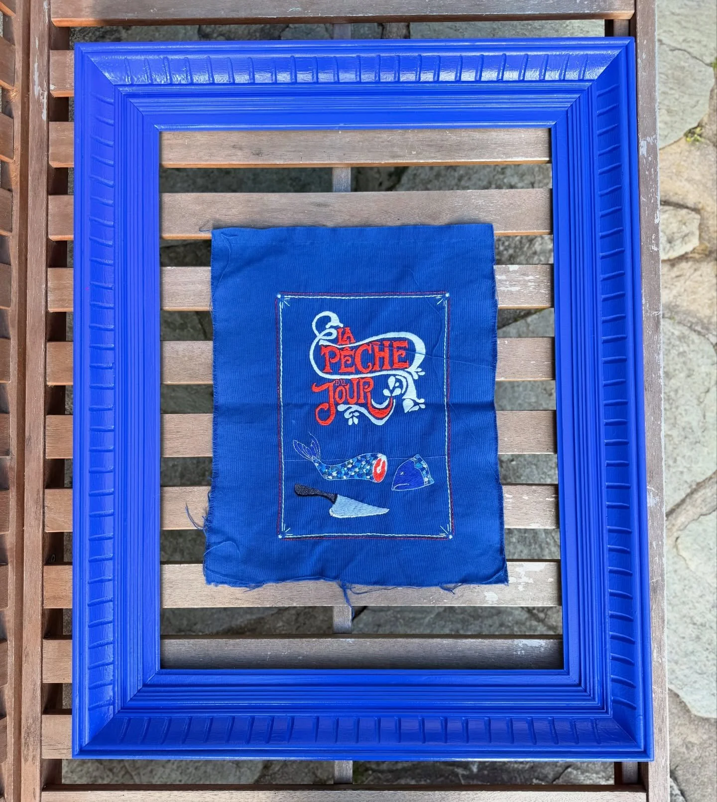 🪡🪡 L'id&eacute;e c'est &ccedil;a ! En cours toujours 
Garder le tissus brut, et toujours un cadre ancien et chin&eacute;, pimp&eacute;... pour &ecirc;tre unique ✨❤️🫶🏻
#embroideryartist #embroidery #fiberart #handmadeembroidery #broderie