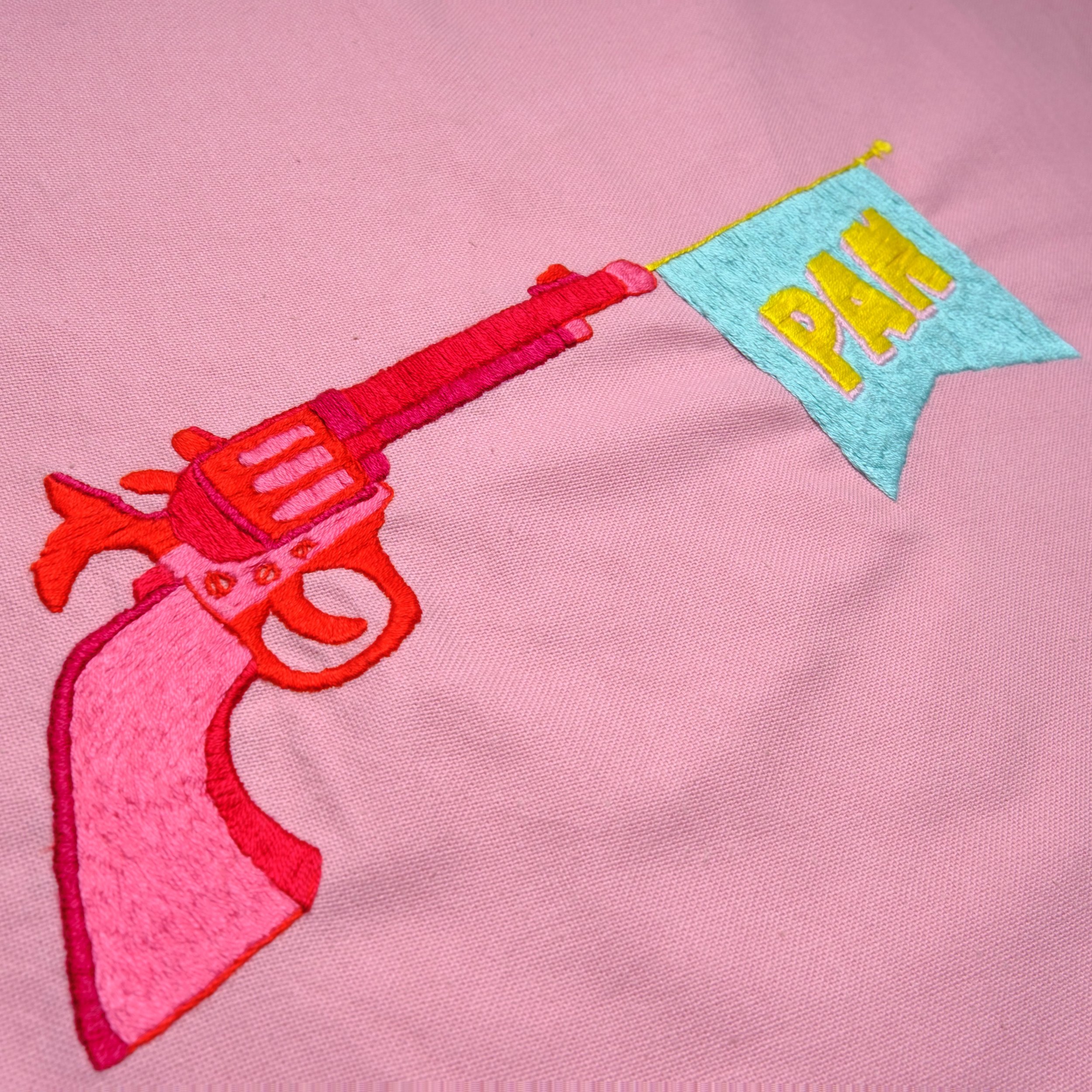 🪡 PAN 💥 !
J'ai gagn&eacute;, il y a quelques &agrave; la p&ecirc;che aux canards, un petit pistolet de cow-boy rose. Je l'ai toujours gard&eacute; sur mon bureau, avec mes autres jouets 😂

Je crois qu&rsquo;il parle de d&eacute;fense ou de prise d