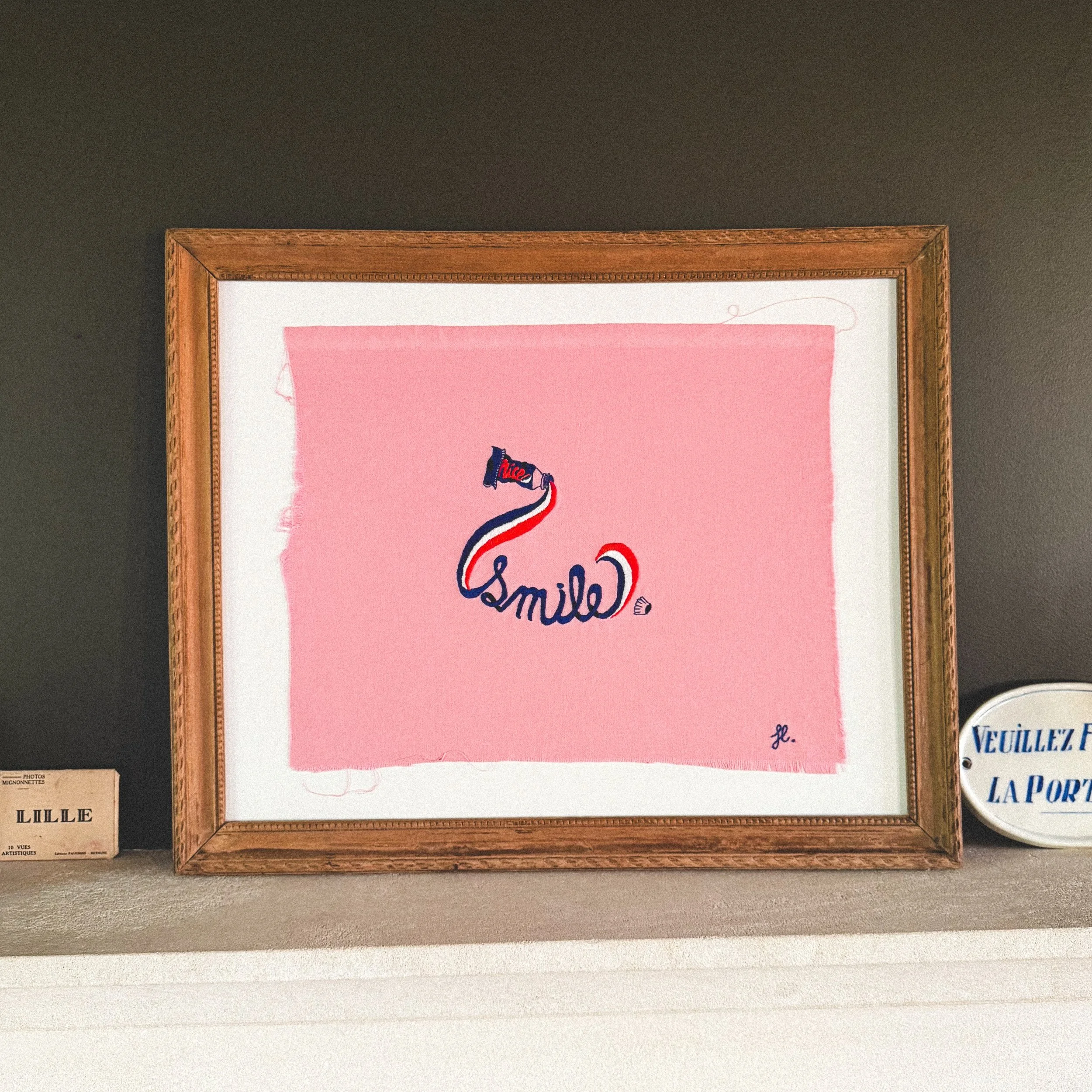 🪡 Cadre chin&eacute; bois brut 
58,5x48,5 cm
Plexiglass Mus&eacute;e 
Fils DMC @dmc_france 
70h de travail (environ)

Et il est sign&eacute; 😂 pas d'oubli ! Quel plaisir de les voir termin&eacute;s enti&egrave;rement 😍😍

#fiberart #embroidery #em