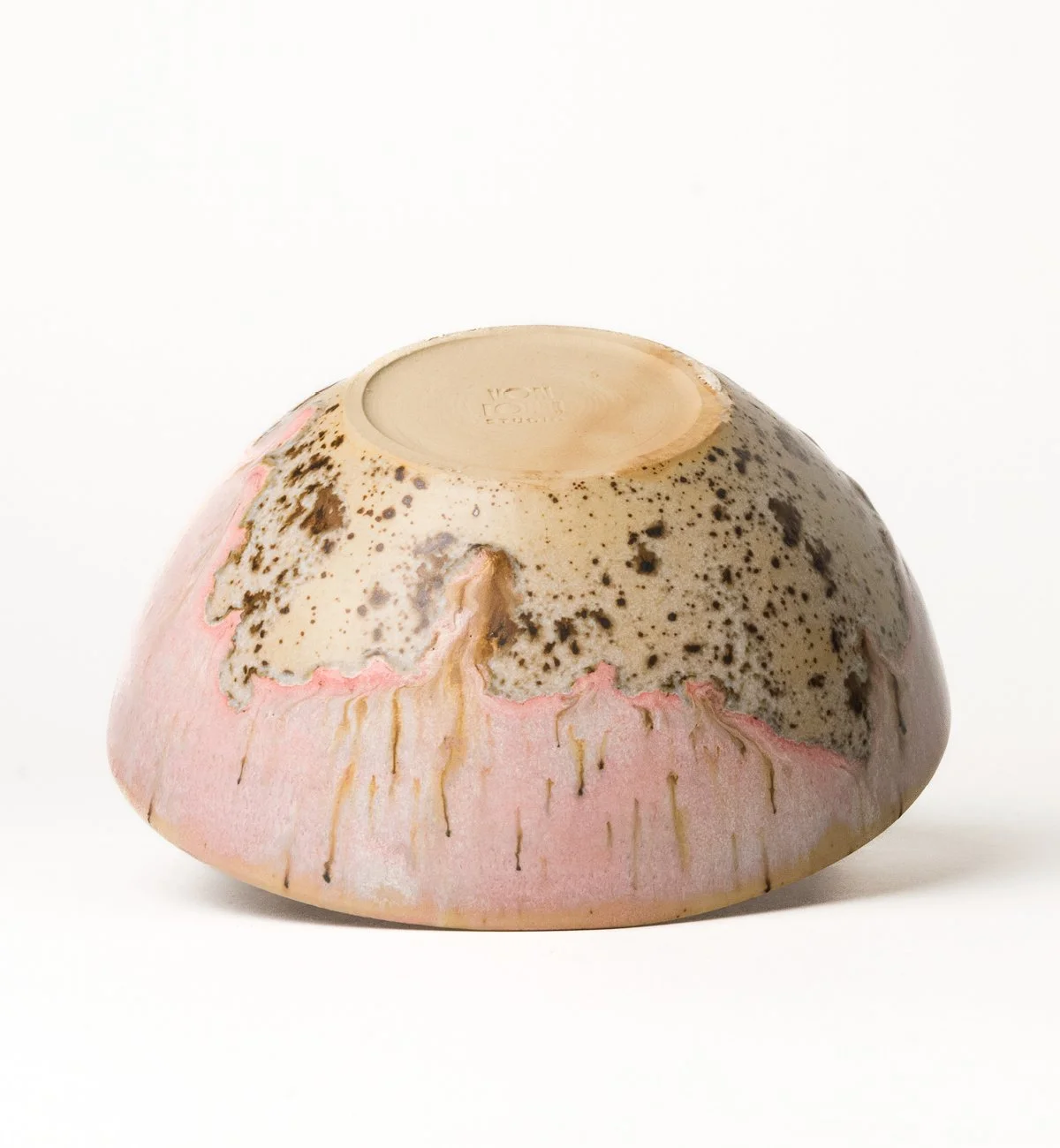 keramik-schale-beige-pink-verlauf-handgedreht-boden.jpg