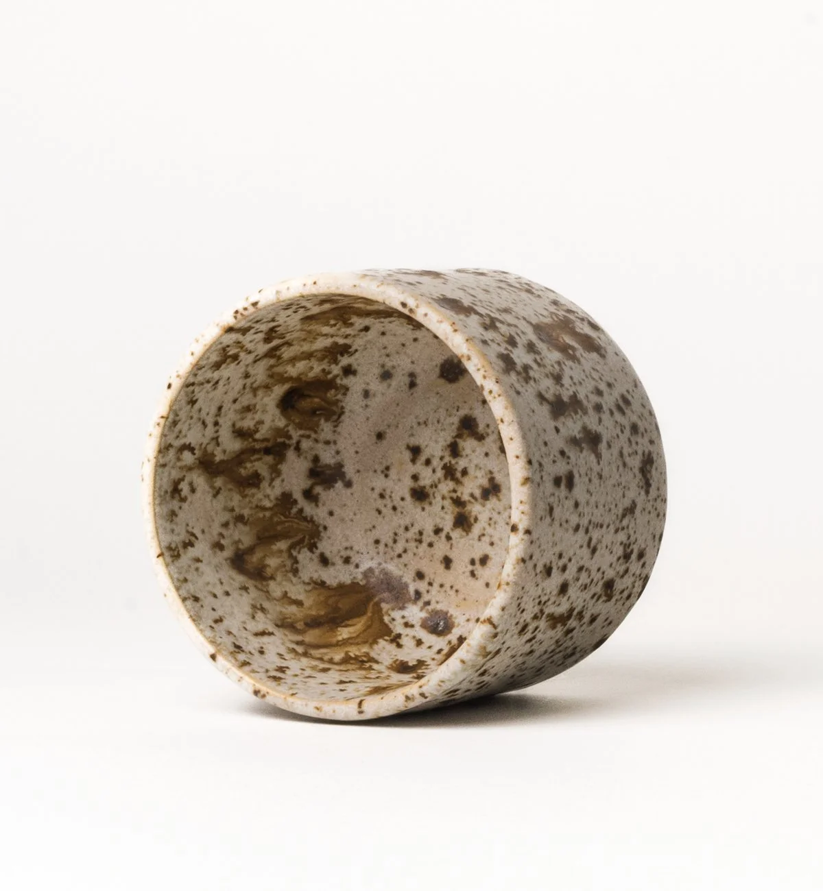 keramik-espressotasse-beige-sprinkles-braun-handgedreht-links.jpg