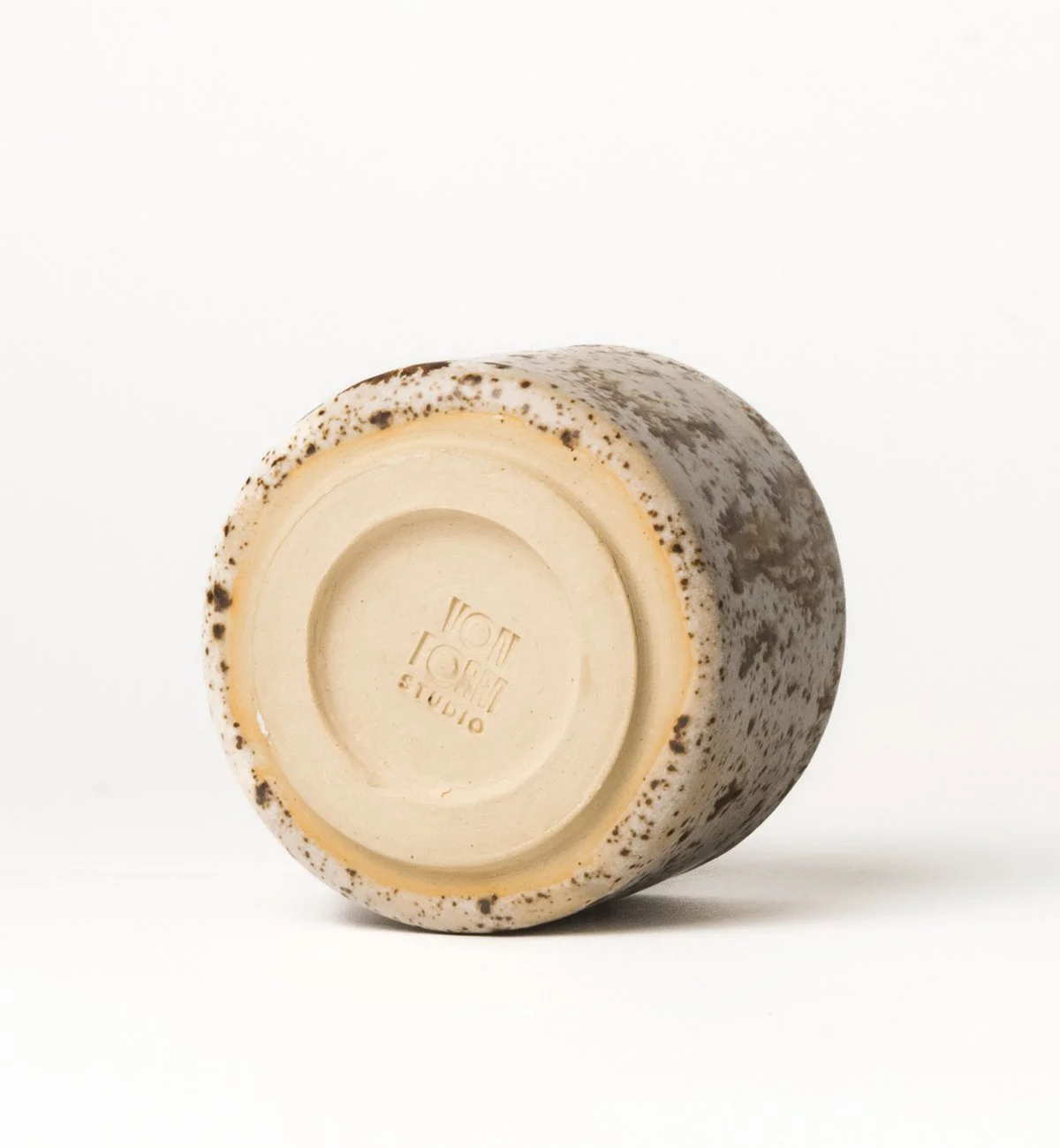 keramik-espressotasse-beige-sprinkles-braun-handgedreht-boden.jpg