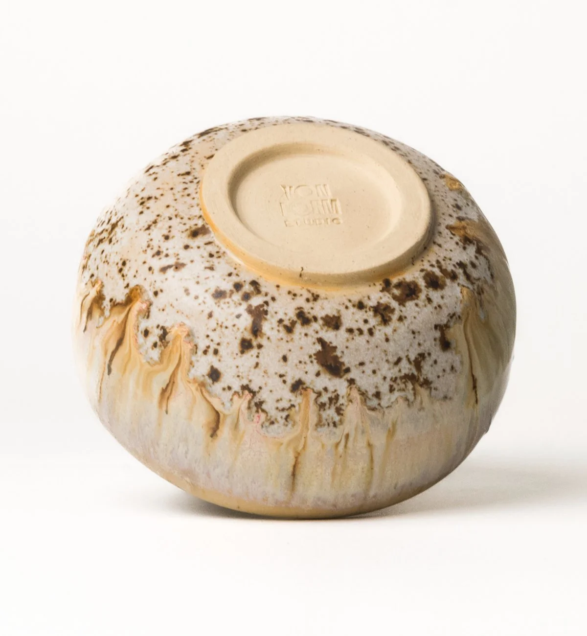 keramik-cappuccino-tasse-beige-sprinkles-braun-handgedreht-boden.jpg