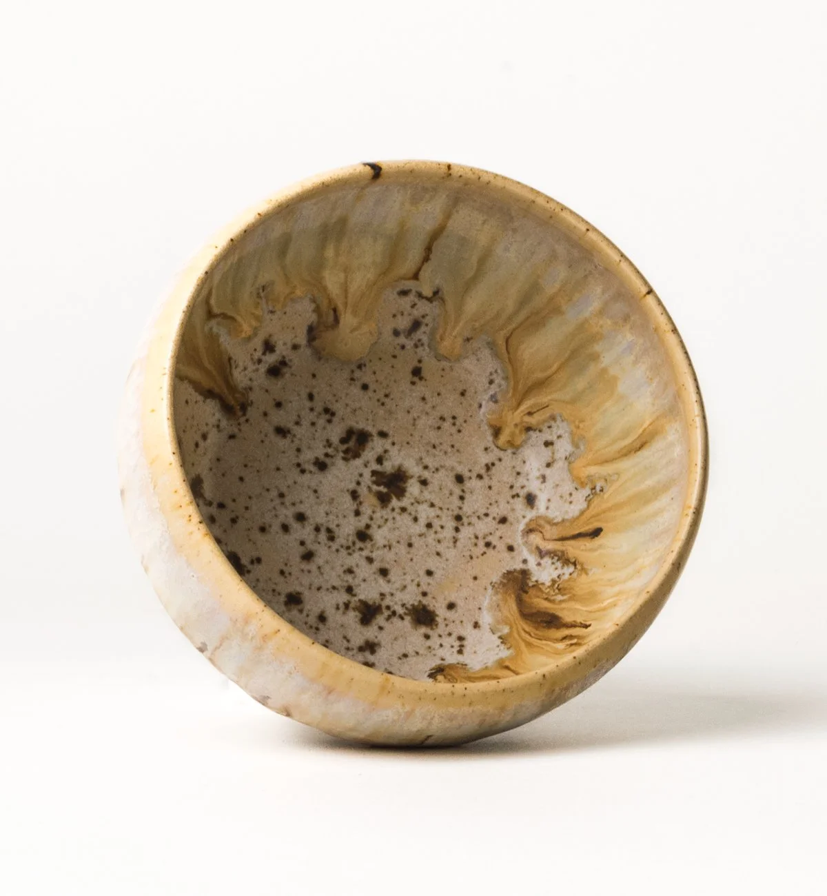 keramik-cappuccino-tasse-beige-sprinkles-braun-handgedreht-innen.jpg