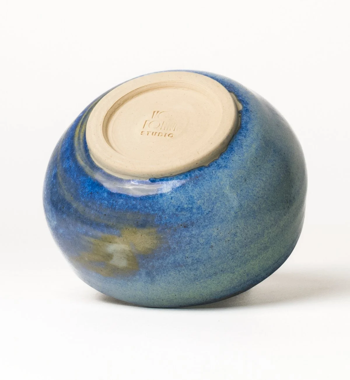 keramik-cappuccino-tasse-blau-verlauf-handgedreht-boden.jpg