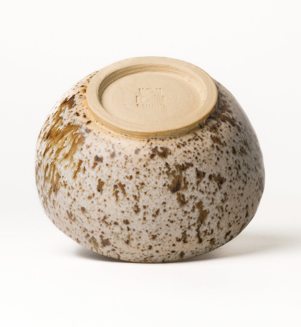keramik-cappuccino-tasse-beige-sprinkles-braun-handgedreht-boden.jpg