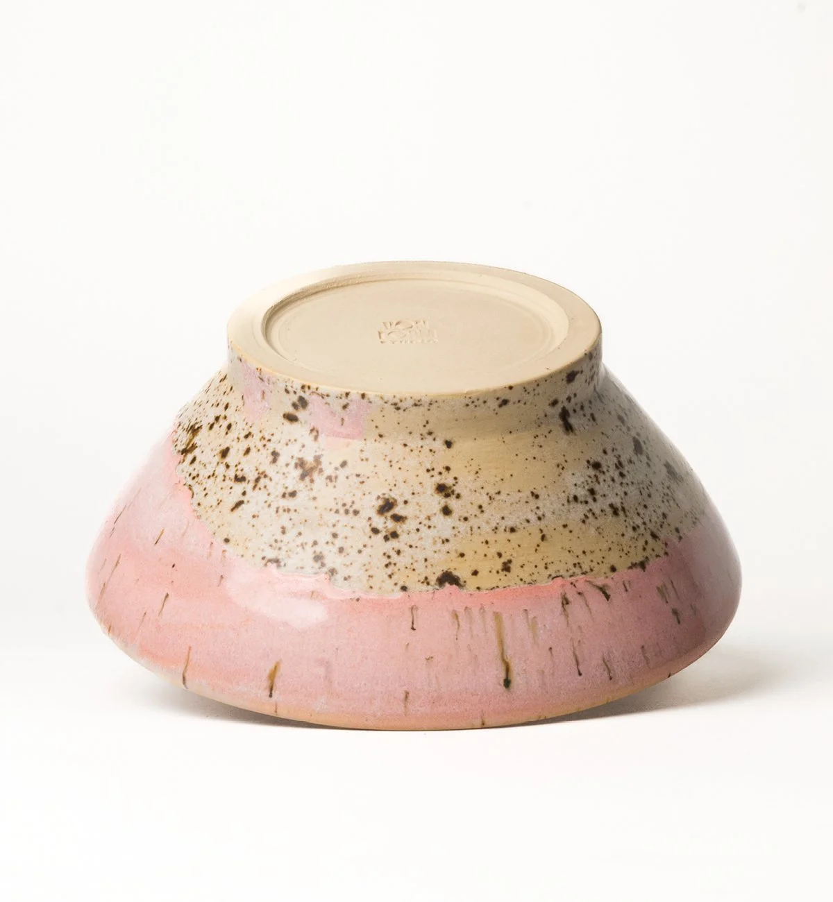 keramik-schale-beige-pink-verlauf-handgedreht-boden.jpg
