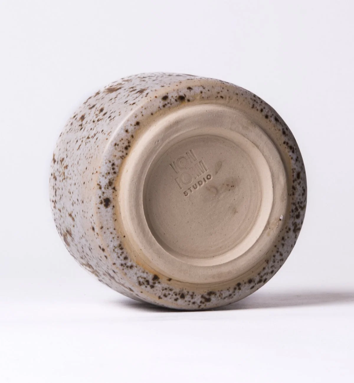 keramik-tasse-braun-weiß-winterwood-handgedreht-boden.jpg