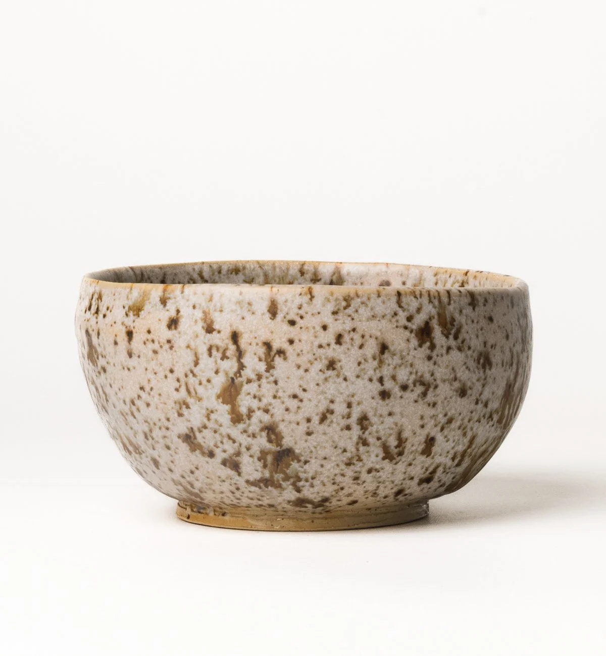 keramik-cappuccino-tasse-beige-sprinkles-braun-handgedreht-front.jpg
