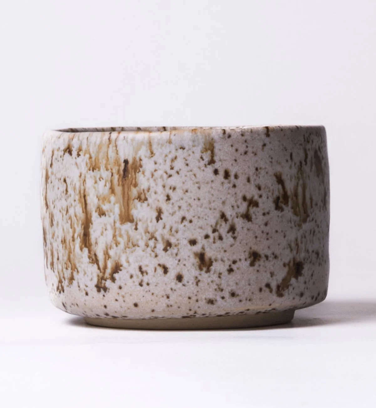 keramik-tasse-braun-weiß-winterwood-handgedreht-front.jpg