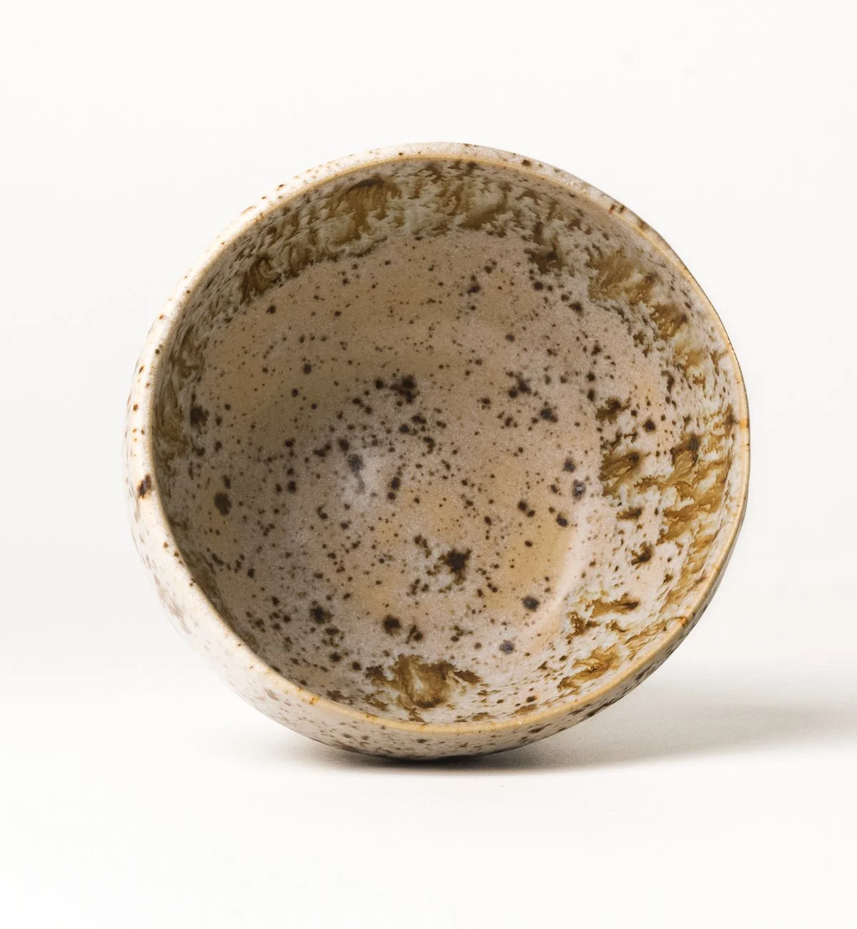 keramik-cappuccino-tasse-beige-sprinkles-braun-handgedreht-innen.jpg