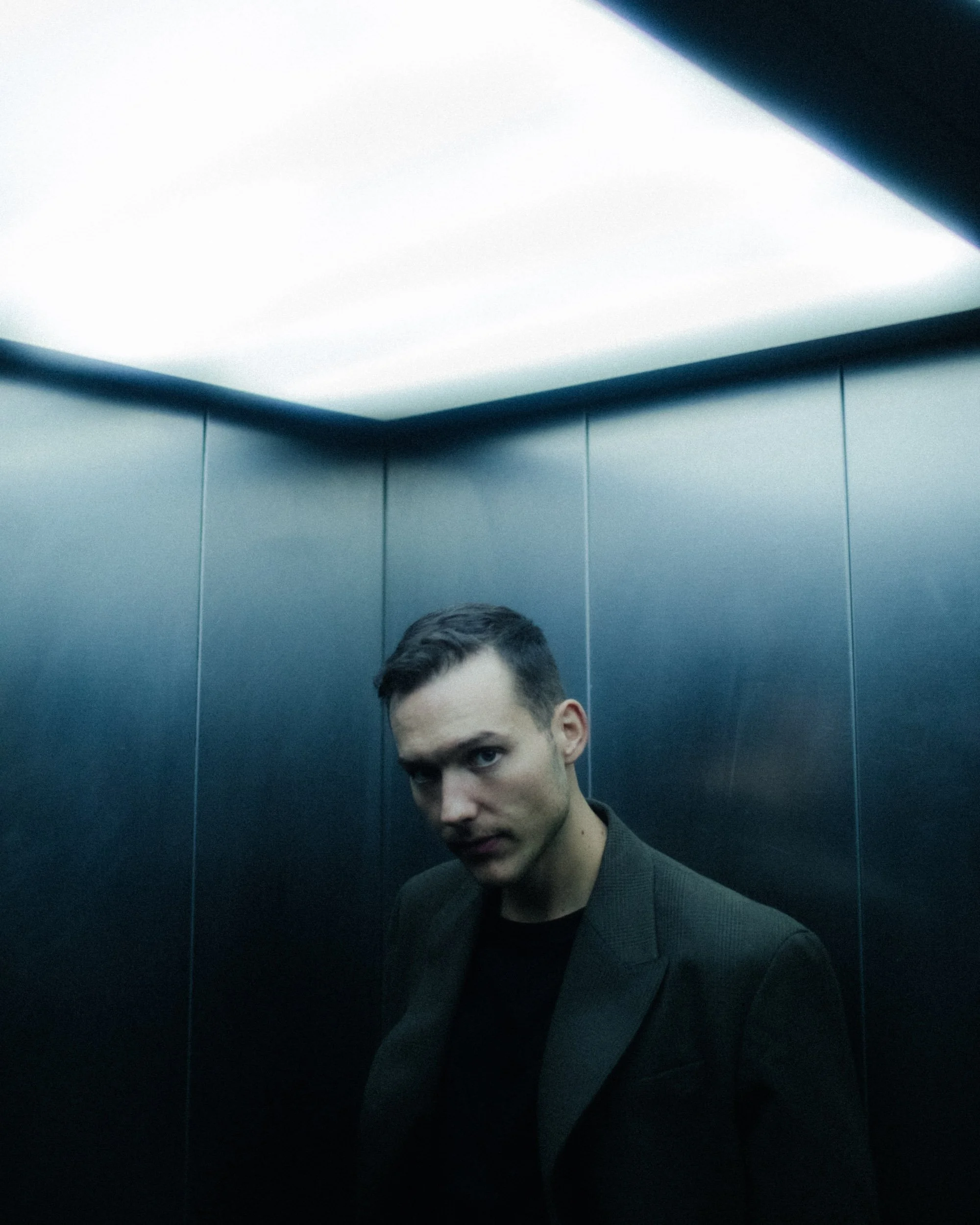 Portrait of Ben Böhmer under fluorescent light, photographed by Dan Medhurst in Berlin.