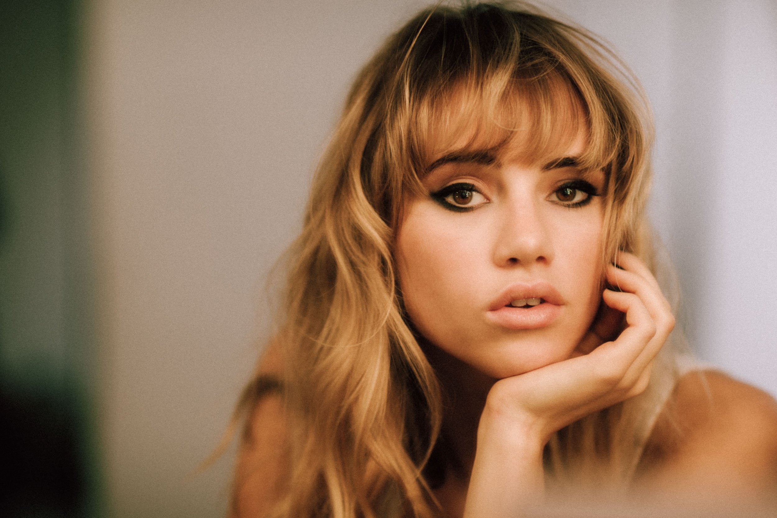 Burberry-Suki-Waterhouse-Temples-Brit-Dan-Medhurst-2274.jpg