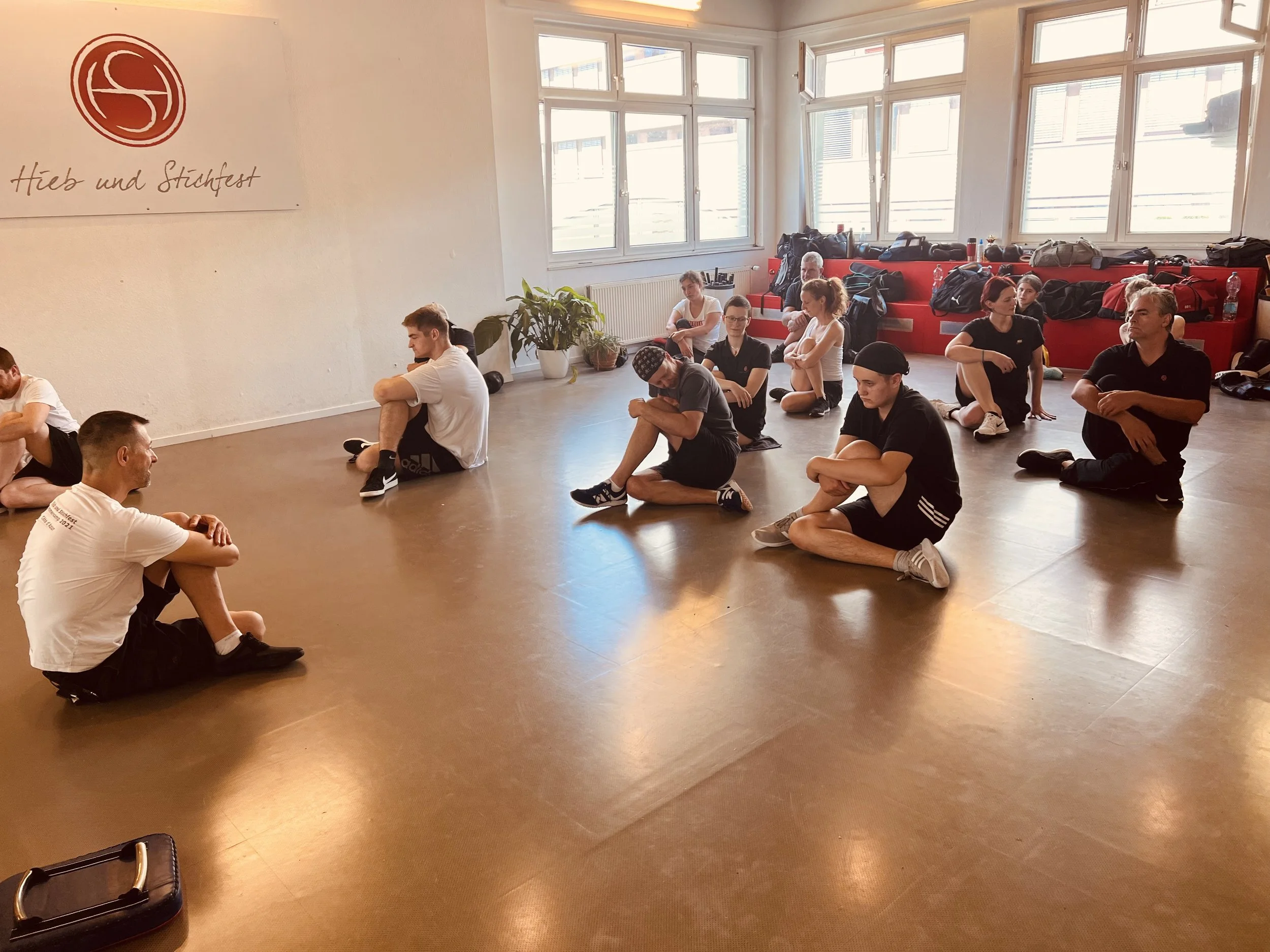 Teilnehmer beim Aufwärmen und Dehnen im Selbstverteidigungstraining von Hieb und Stichfest in Karlsruhe