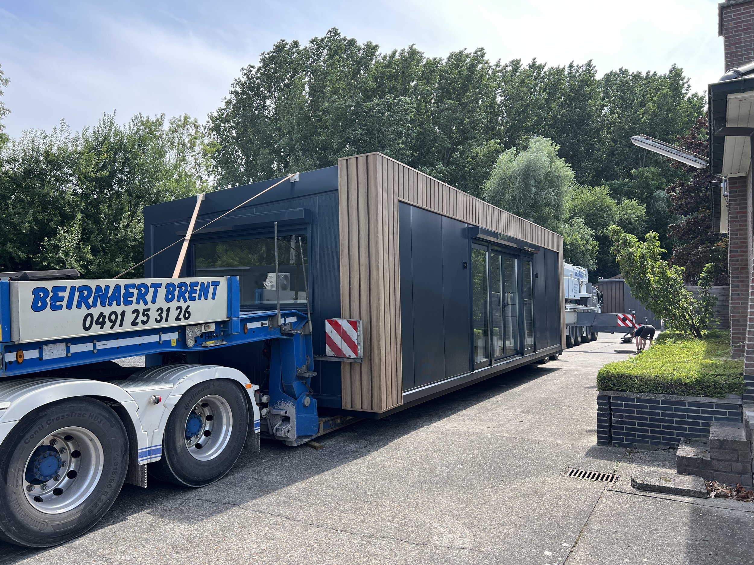 Een modunits werd geplaatst op de camion en is onderweg voor levering naar een klant