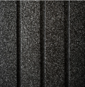 Close-up van zwarte, gegroefde metalen panelen.