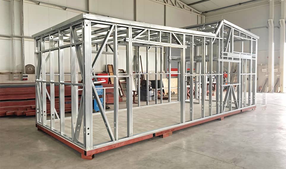 Metaalconstructie voor een gebouw in een fabriekshal.