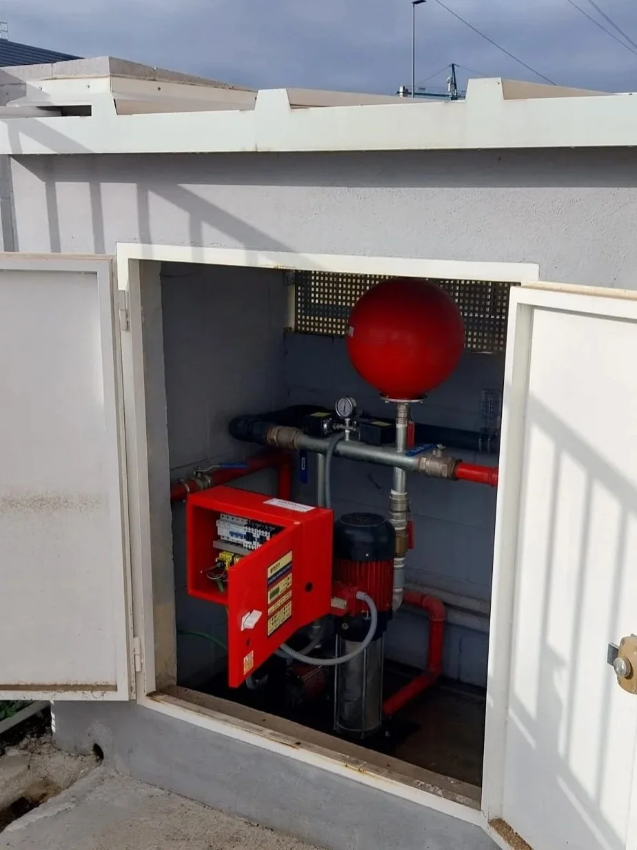 Caja de alarma contra incendios con componentes eléctricos y una esfera roja, probablemente un sistema de protección contra incendios.