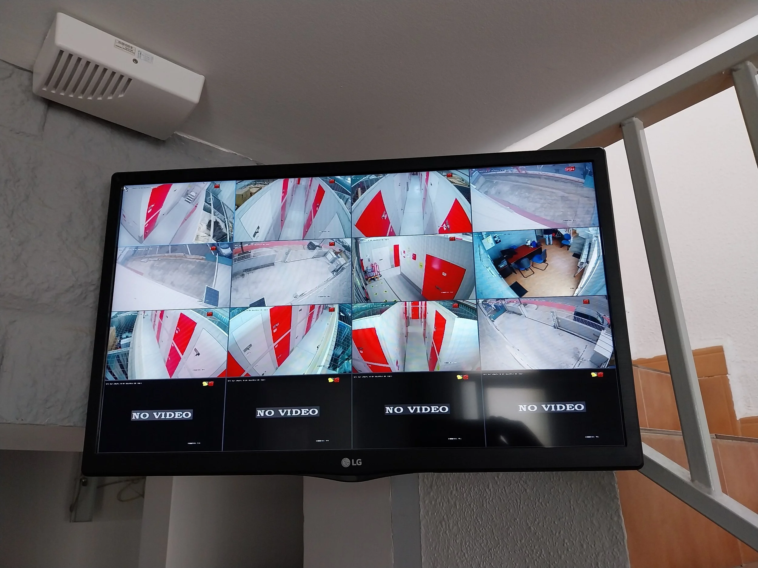 Monitor con el conjunto de Cámaras de Vigilancia de EASY-BOX Mini-almacenes en Torrent (Valencia)