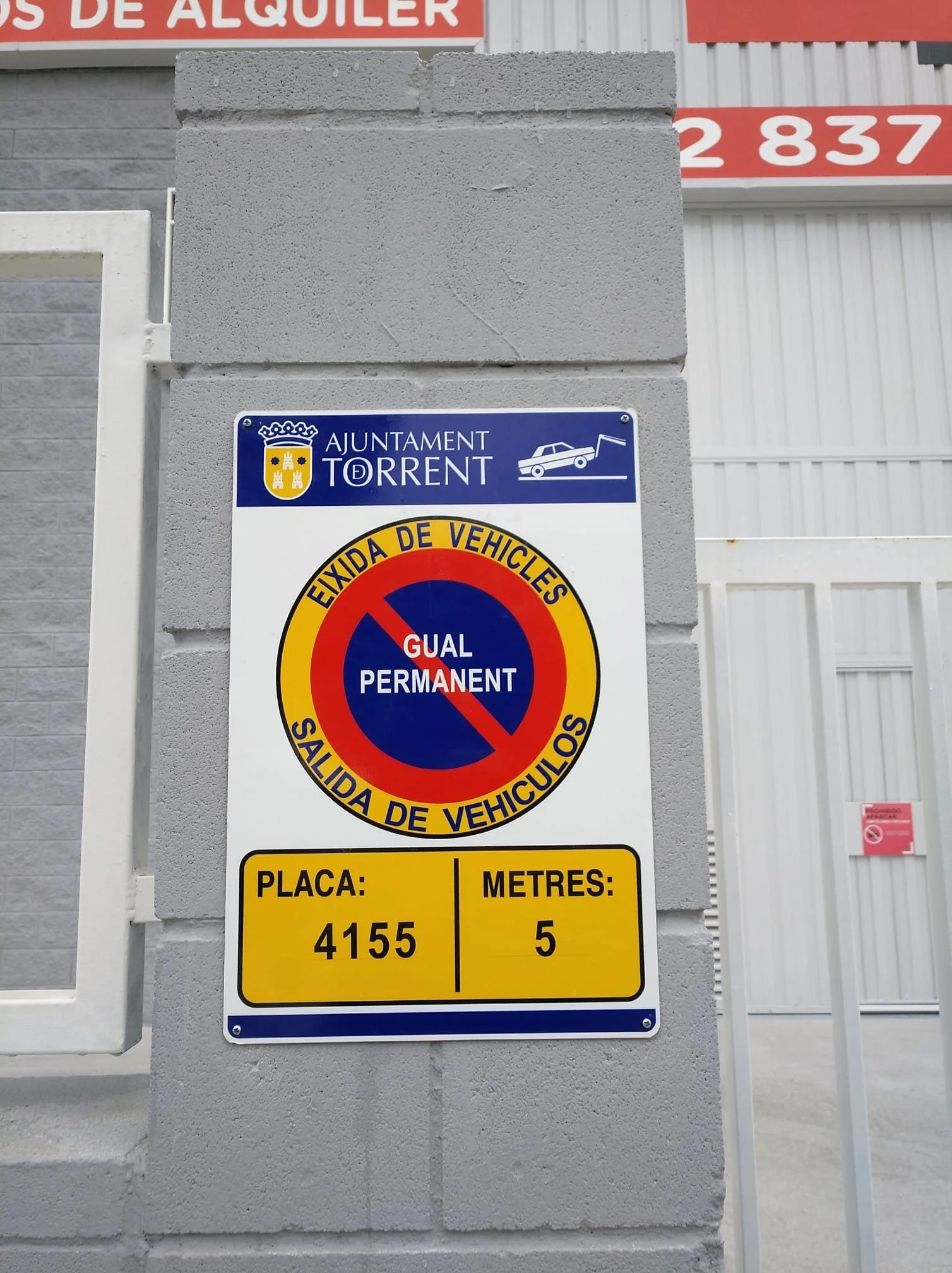 Señal de restricción de aparcamiento  de vehículos (Vado Municipal) en el acceso de  EASY-BOX Mini-almacenes en Torrent (Valencia)