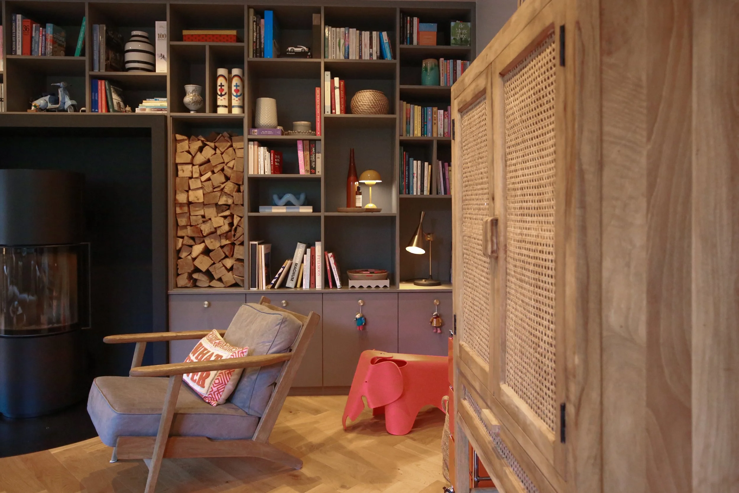 Wohnzimmer mit Farrow & Ball Purbeck Stone und maßgefertigtem Einbauregal in Mole’s Breath – warme Grautöne schaffen Tiefe und eine ruhige Basis für Möbel, Kunst und persönliche Stücke.