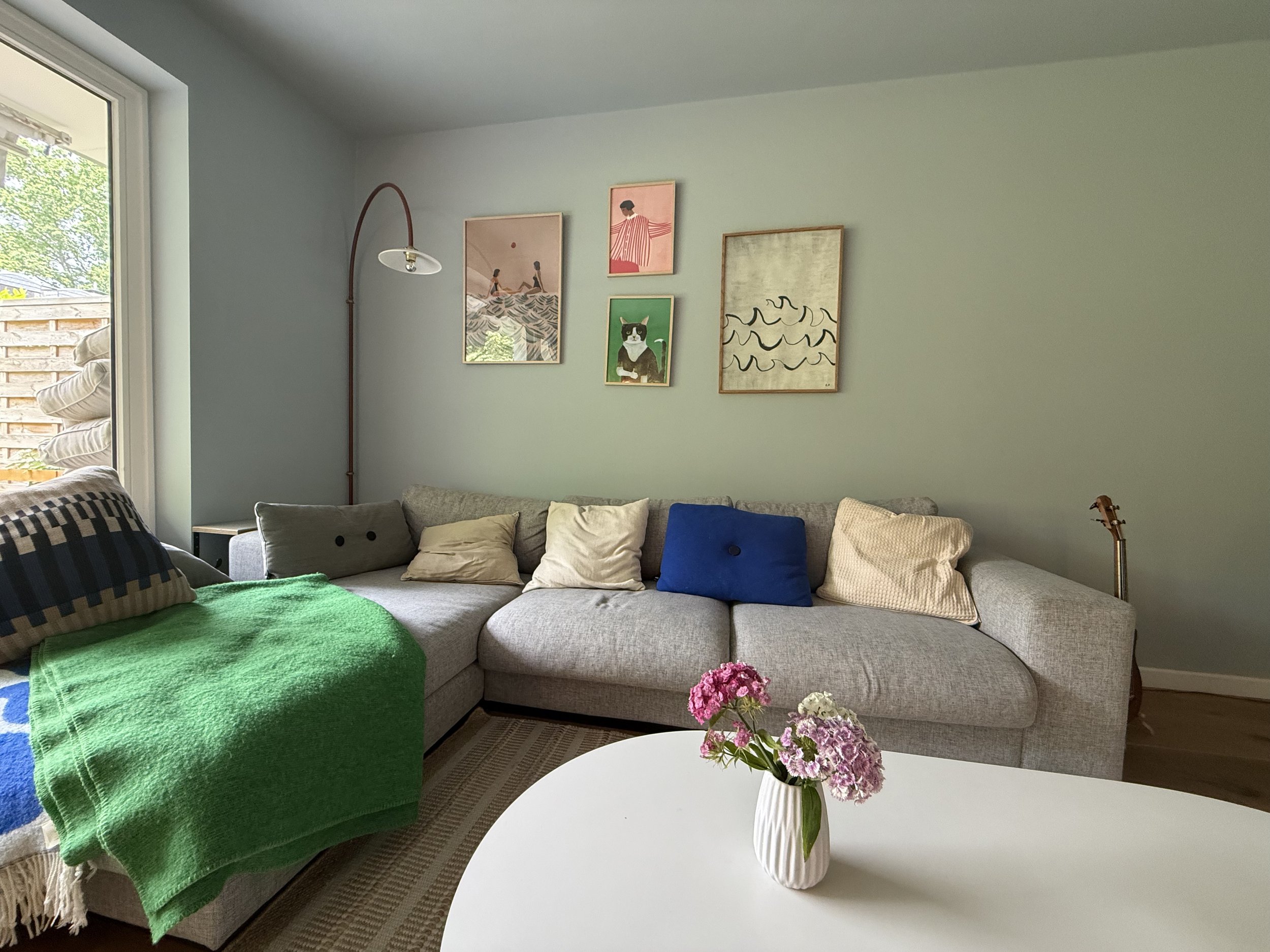 Wohnbereich mit durchgängigem Farbkonzept in gedecktem Blau-Grau und gezielten Grün- und Blautönen – Interior Design in Hamburg.