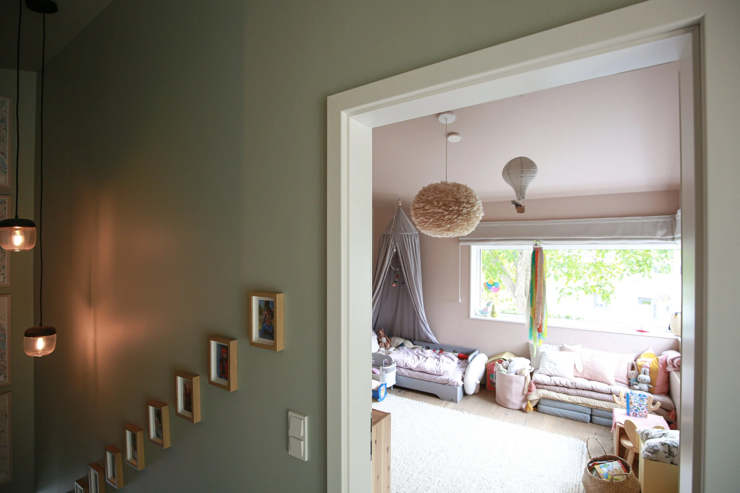 Obergeschoss in Farrow & Ball Mizzle – die zurückhaltende Farbgestaltung schafft einen ruhigen Übergang zu den individuell gestalteten Räumen.