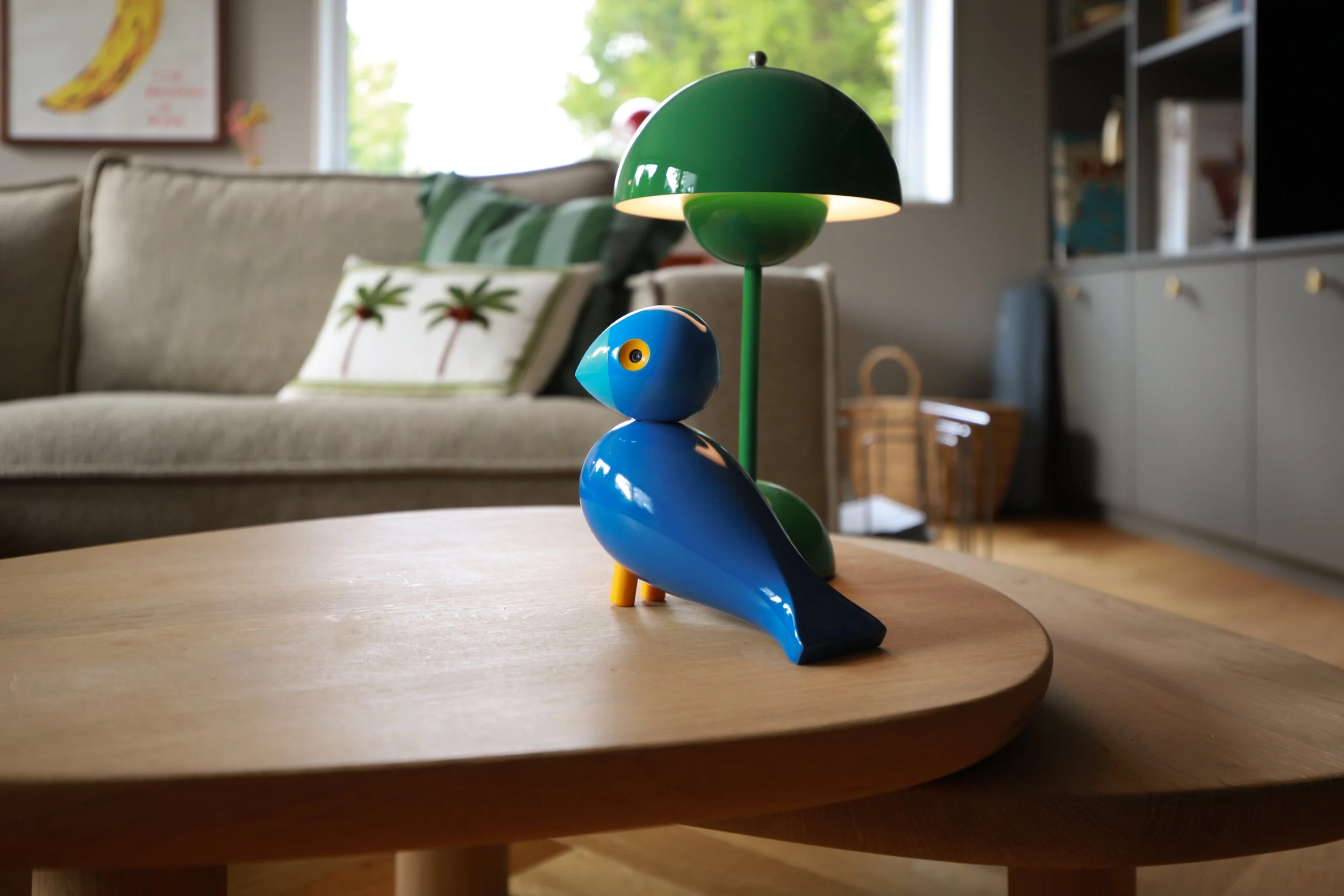 Farbige Flowerpot-Leuchten von &Tradition setzen spielerische Akzente im Wohnzimmer und ergänzen das Farbkonzept aus Farrow & Ball Purbeck Stone und Mole’s Breath.