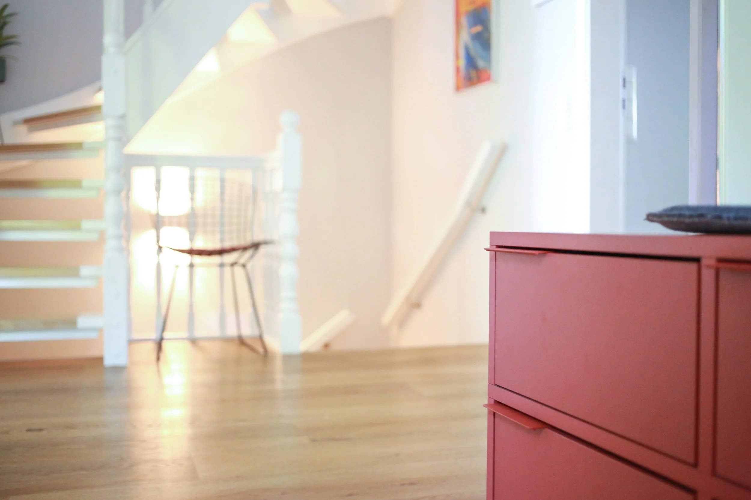 Farbe als verbindendes Element im Haus: Rosé, Rot und sanfte Blau-Grautöne setzen gezielte Akzente zwischen den unterschiedlichen Bereichen.