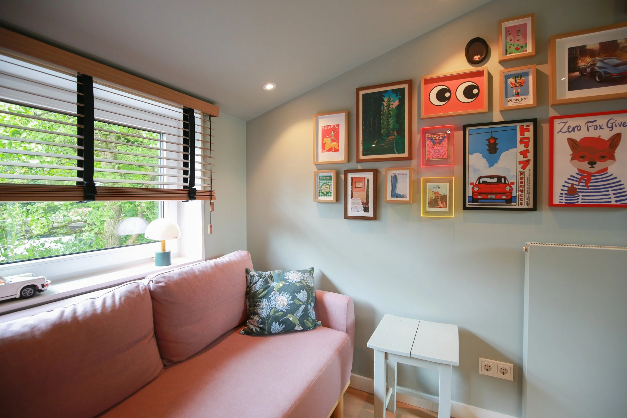 Home Office in Farrow & Ball Light Blue – der sanfte Blau-Grünton schafft eine ruhige Arbeitsatmosphäre und verbindet Farbe mit funktionaler Raumgestaltung.