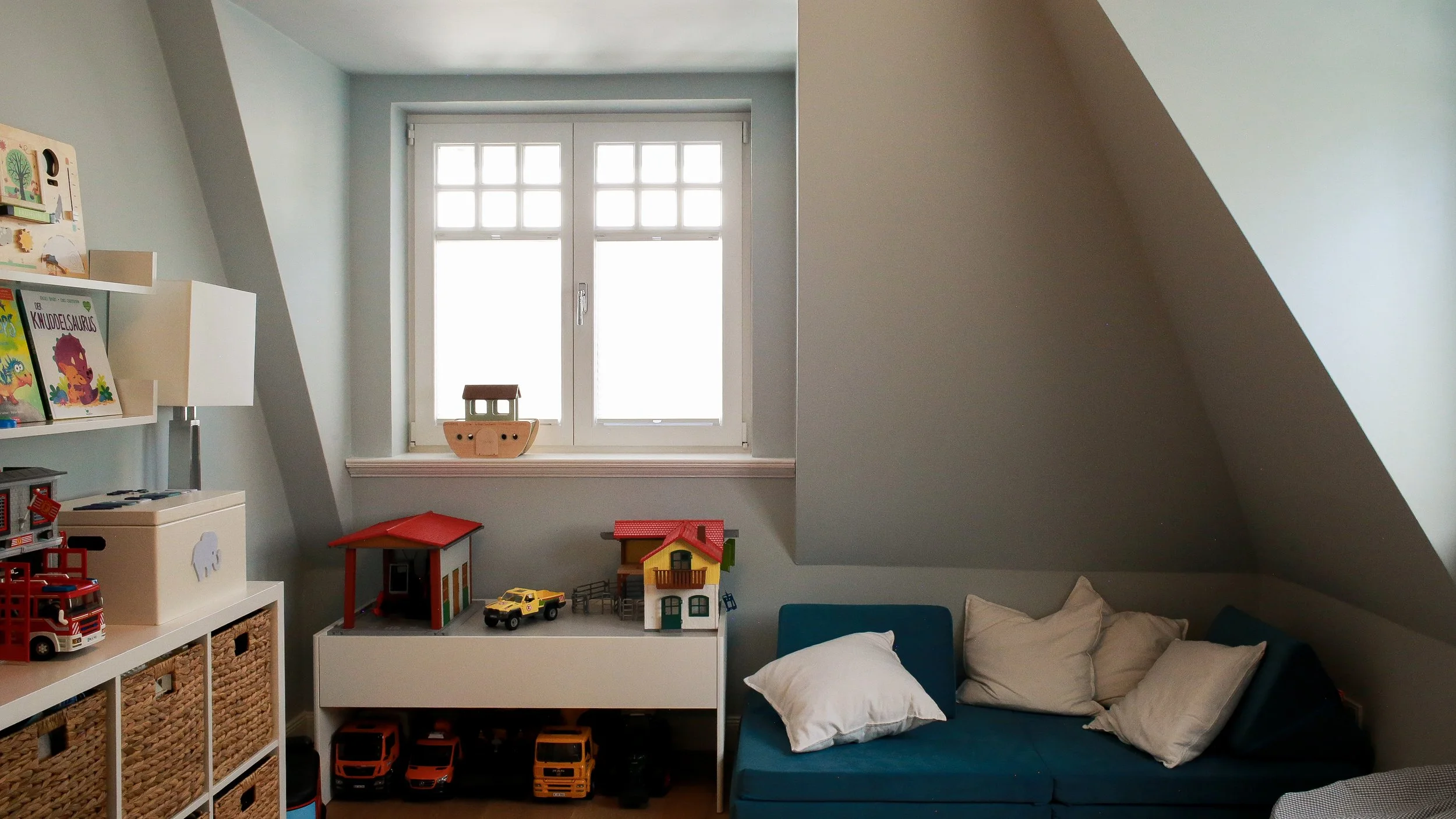 Kinderzimmer mit Farrow & Ball Light Blue – der sanfte Blau-Grünton bringt Frische in den Raum und lässt sich selbstverständlich mit farbigen Akzenten kombinieren.