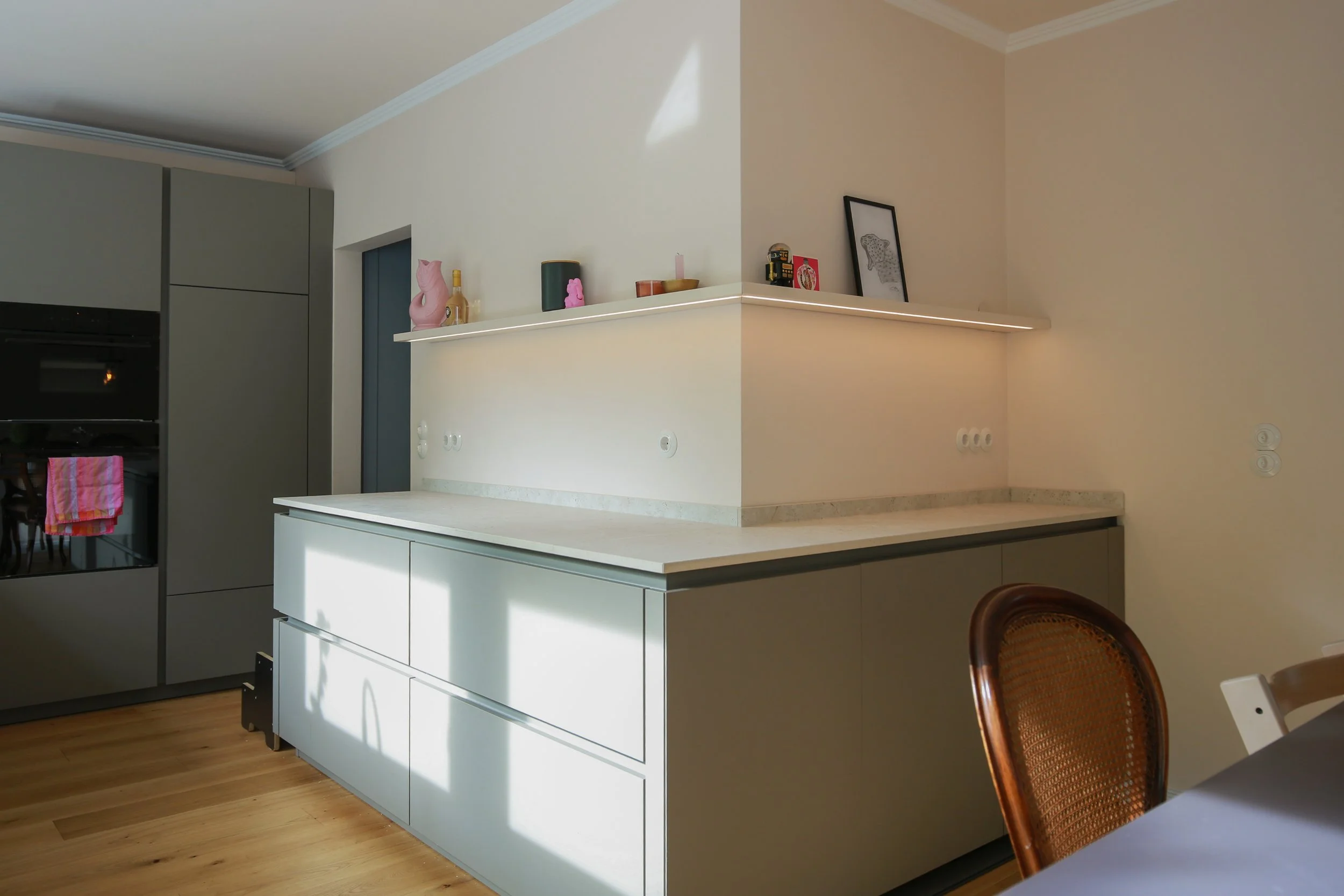 Küche mit Little Greene Julie’s Dream – der warme Roséton bringt Farbe und Atmosphäre in den neu geöffneten Koch- und Essbereich.