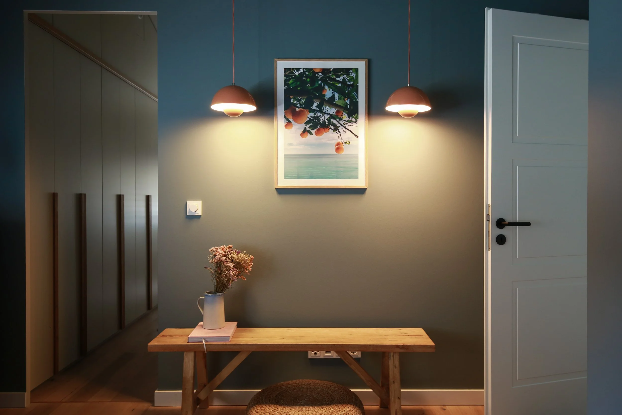Schlafzimmer in Farrow & Ball De Nimes – das gedeckte Blau schafft eine ruhige, atmosphärische Basis für Textilien, Holz und ausgewählte Leuchten.