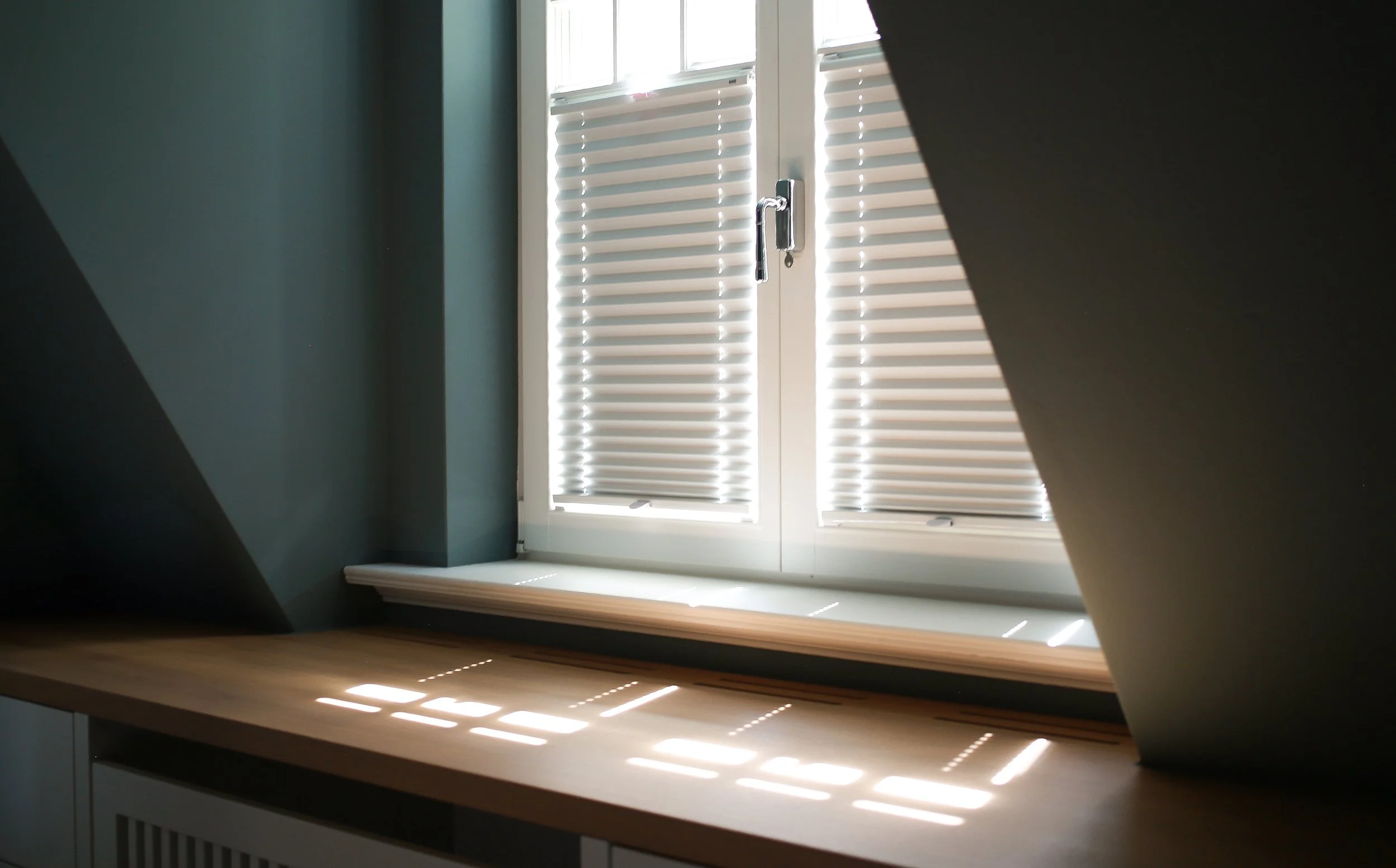 Schlafzimmer in Farrow & Ball De Nimes – das gedeckte Blau schafft eine ruhige, geborgene Atmosphäre und gibt dem Raum mehr Tiefe.