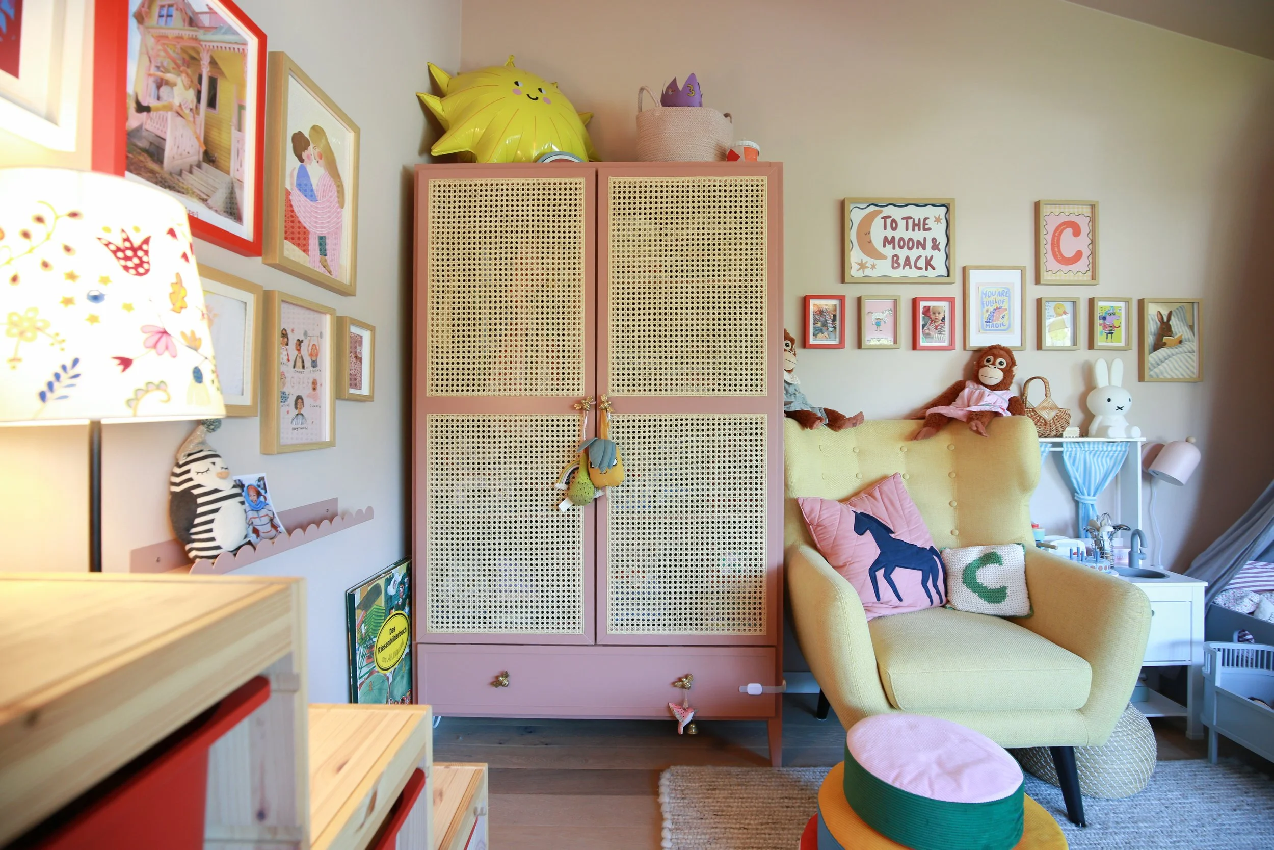 Kinderzimmer mit farbigem Vintage-Schrank, Bildergalerie und individuell zusammengestellten Einrichtungselementen.