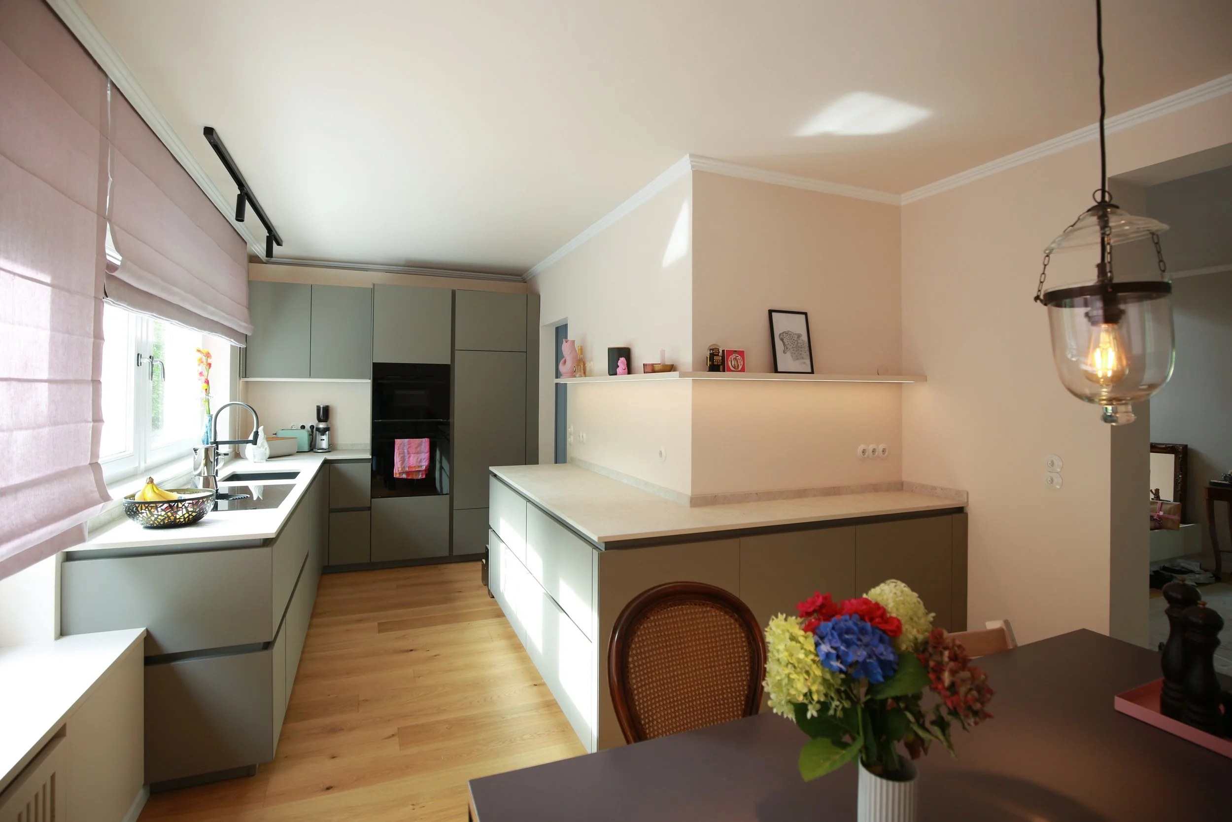 Offene Küche mit maßgefertigten Einbauten, großzügiger Arbeitsfläche und angrenzendem Essbereich – Interior Design in Hamburg.