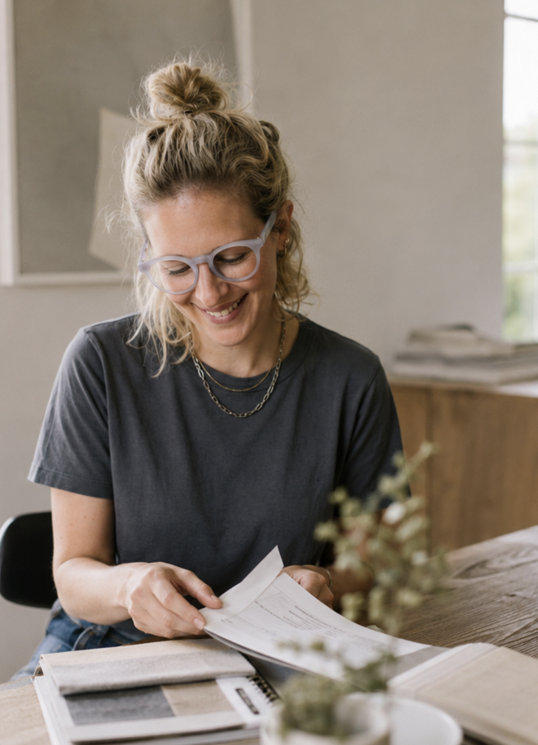 Interior Designerin Katha Rose bei der Arbeit mit Farb- und Materialmustern.