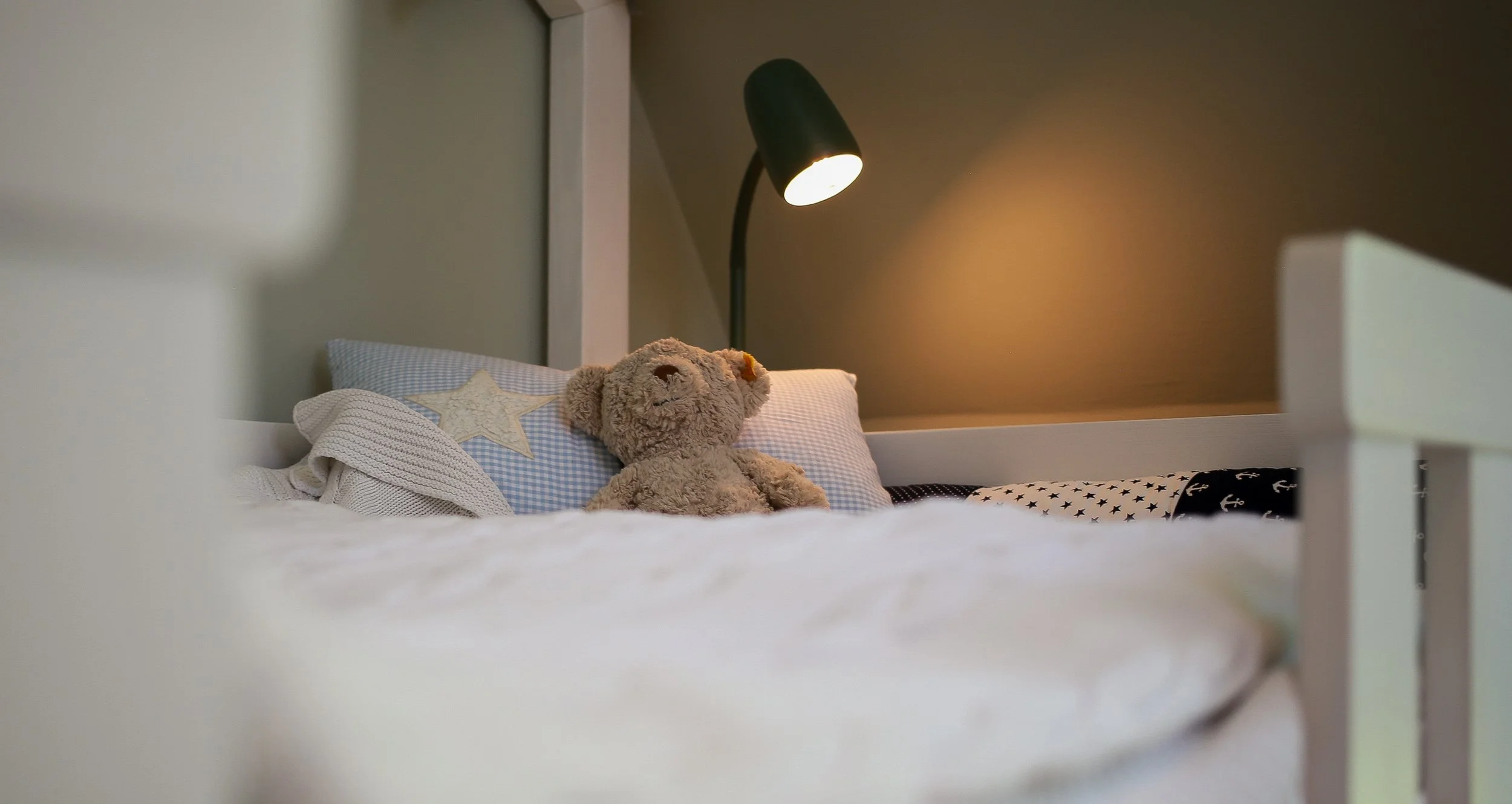 Kinderzimmer mit Farrow & Ball Mizzle – das zurückhaltende Grün-Grau schafft eine ruhige Basis für Farbe, Holz und spielerische Details.