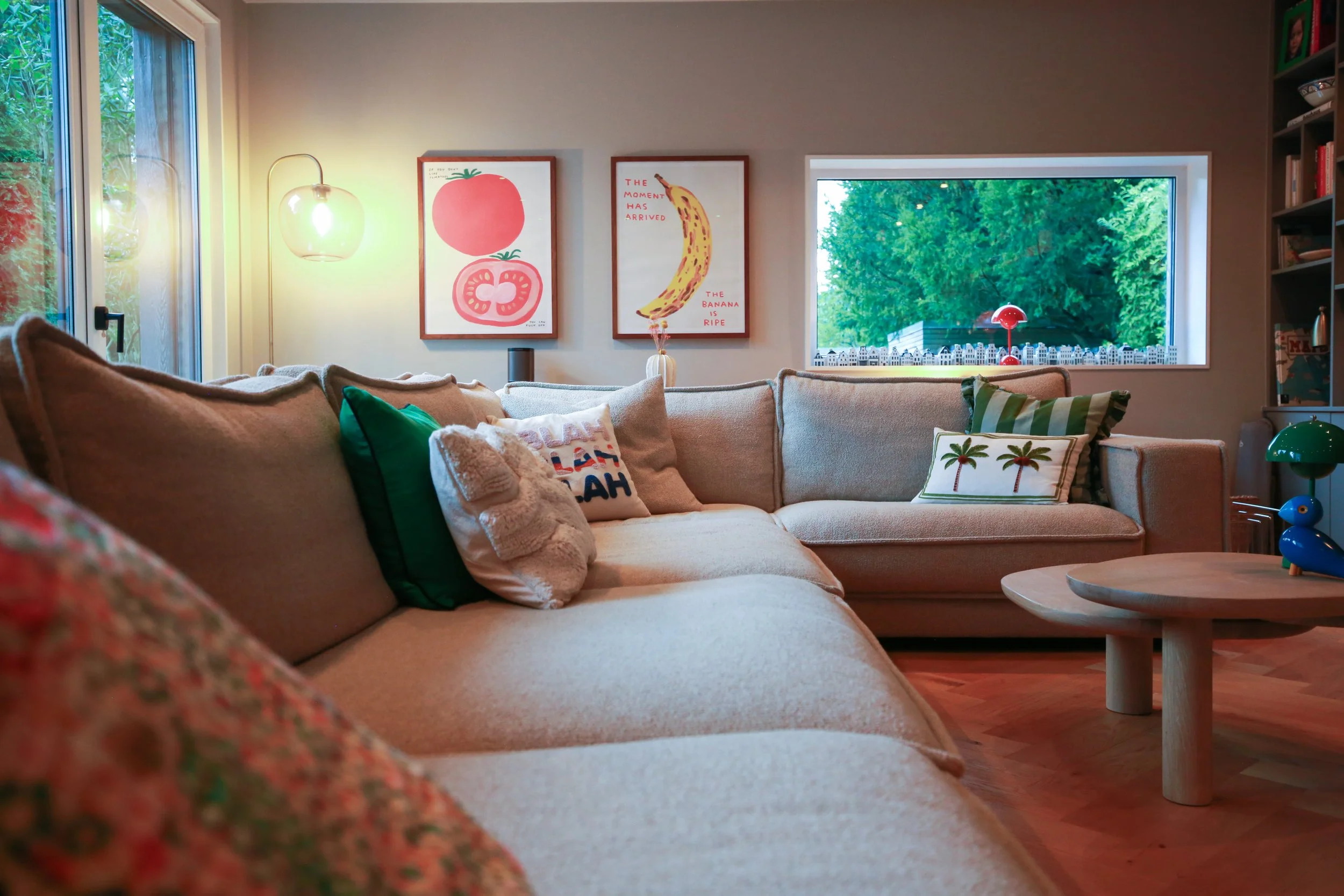 Wohnbereich mit hellem Sofa, Kunst und farbigen Akzenten als Teil eines individuellen Einrichtungskonzepts in Hamburg.