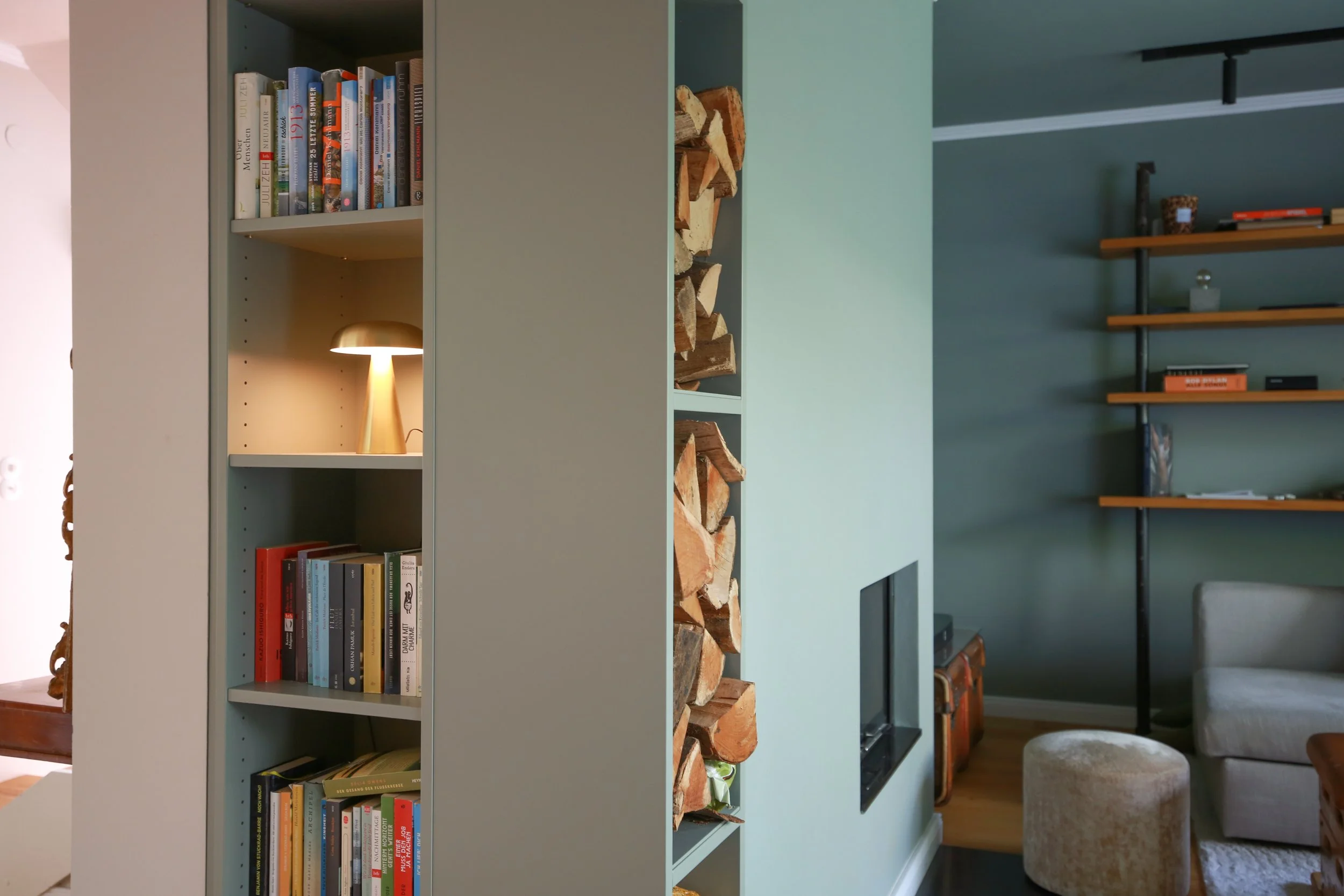 Farrow & Ball Pigeon gibt dem Wohnzimmer Tiefe und verbindet die bestehende Einrichtung mit dem neuen Farb- und Materialkonzept.