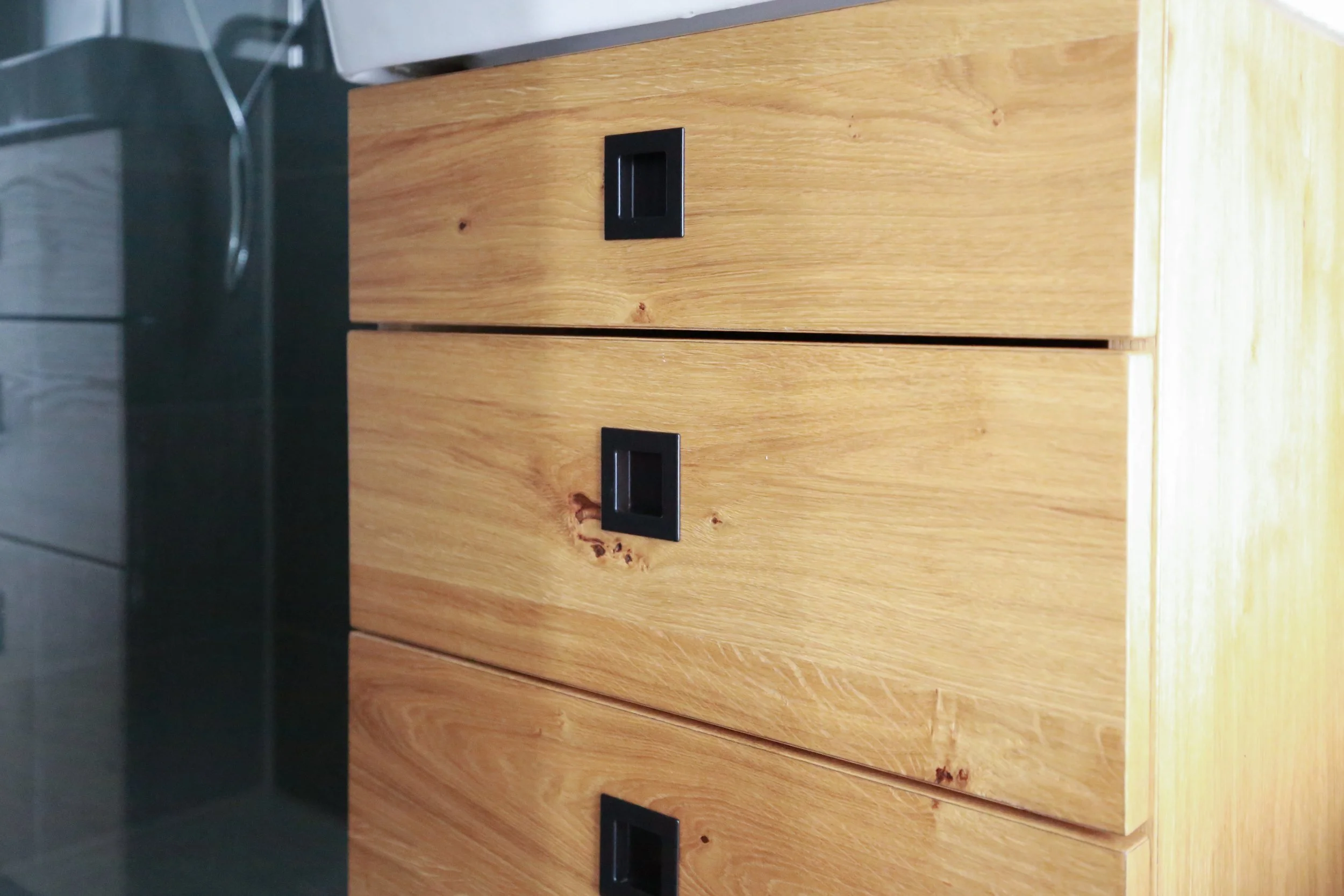 Badezimmer in Farrow & Ball Cromarty mit maßgefertigtem Tischlereinbau – sanfte Farbgebung, klare Linien und individuelle Stauraumlösung.