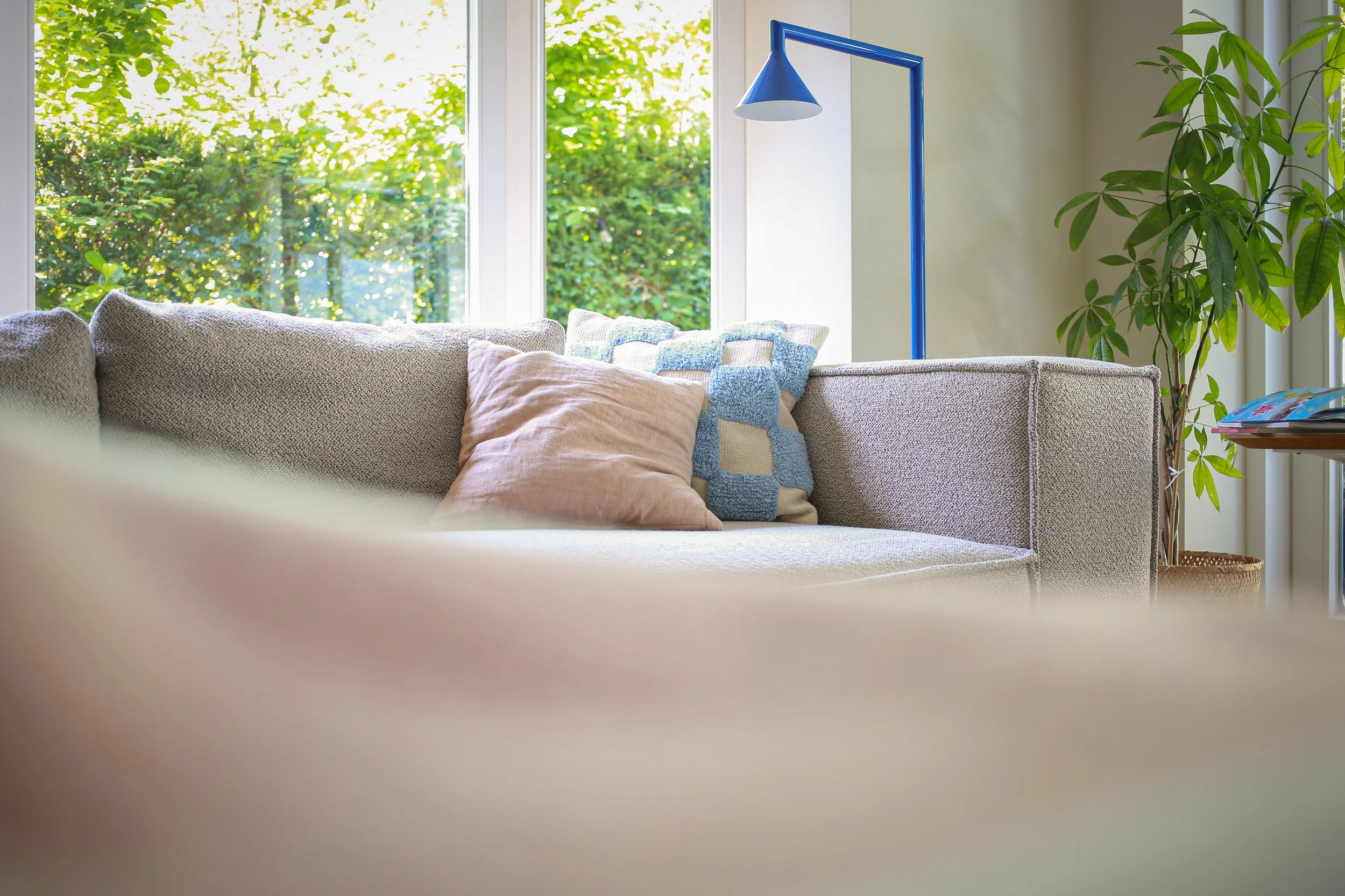 Neues Farbkonzept für den Wohnbereich mit sanfter Grundstimmung und Akzenten in Blau, Grün und Rosé – abgestimmt auf die vorhandene Einrichtung.
