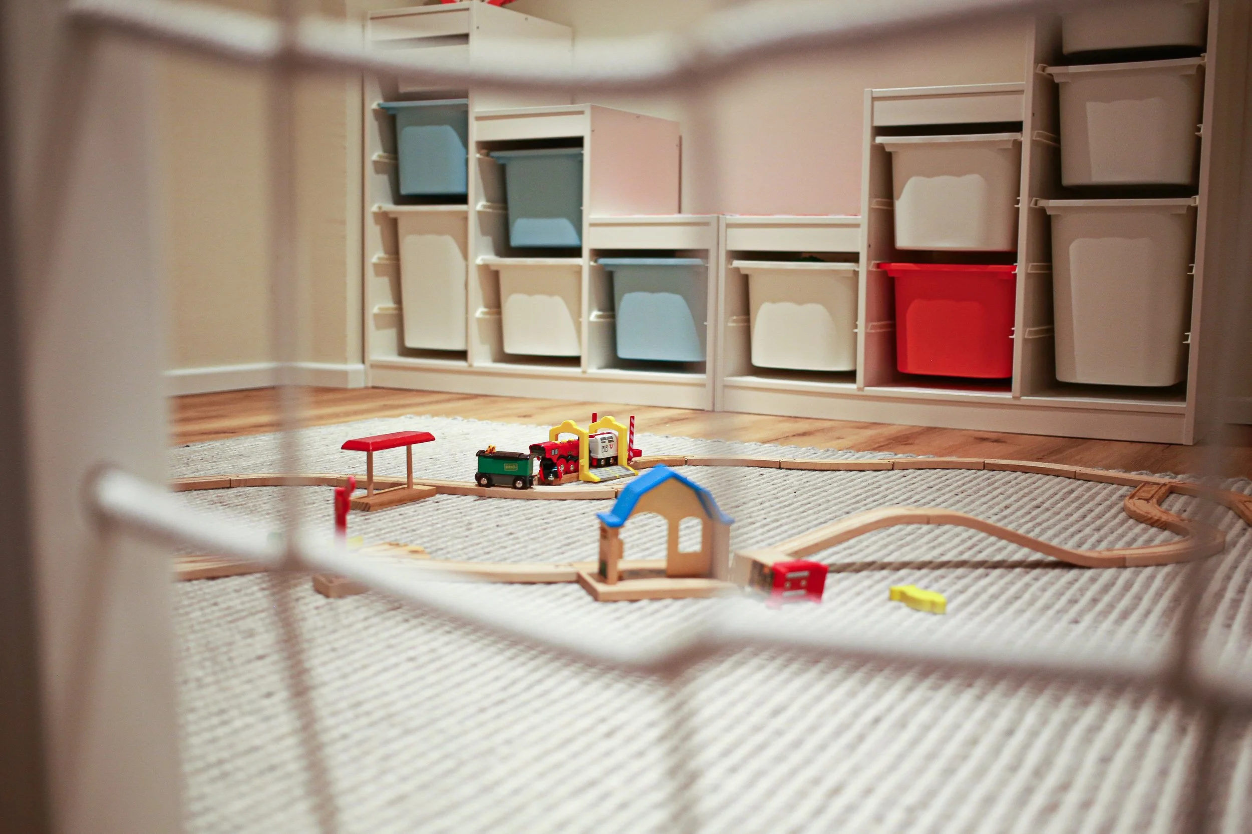 Durchdachte Stauraumlösung im neu gestalteten Kinderkeller – offene Fächer und Boxen schaffen Ordnung und bleiben für Kinder leicht zugänglich.