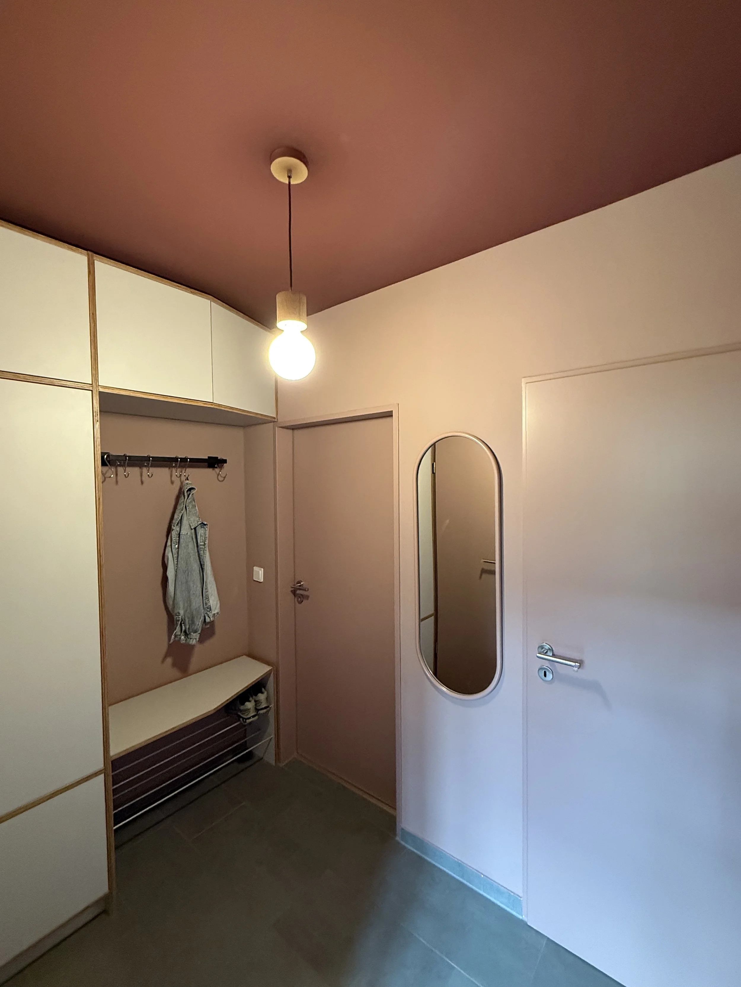 Mutiges Farbkonzept im Entrée mit Sulking Room Pink von Farrow & Ball – die Decke in Preference Red greift die Farbe des Treppengeländers auf und setzt einen überraschenden Akzent.